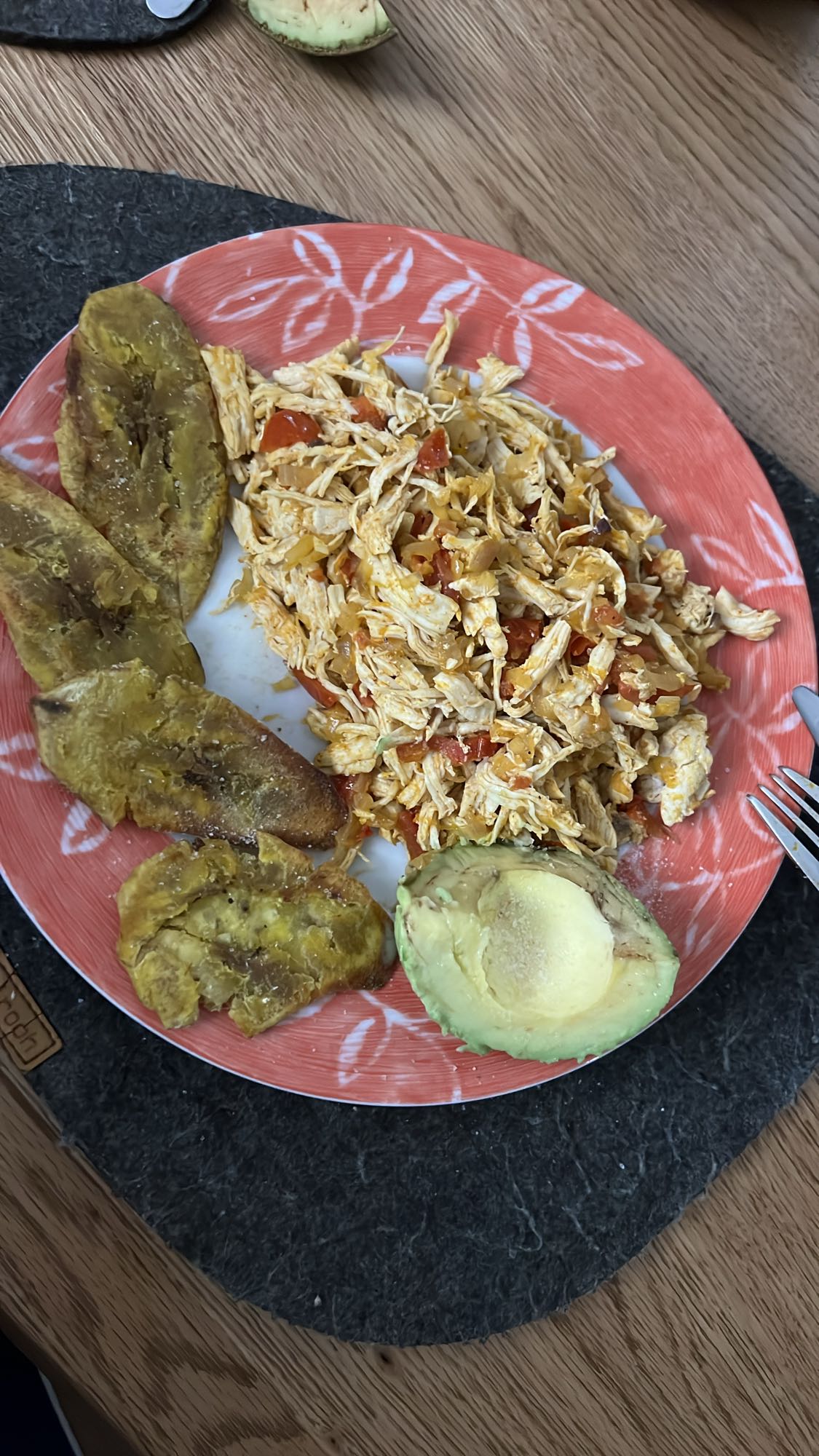 Pollo desmenuzado con plátano y aguacate