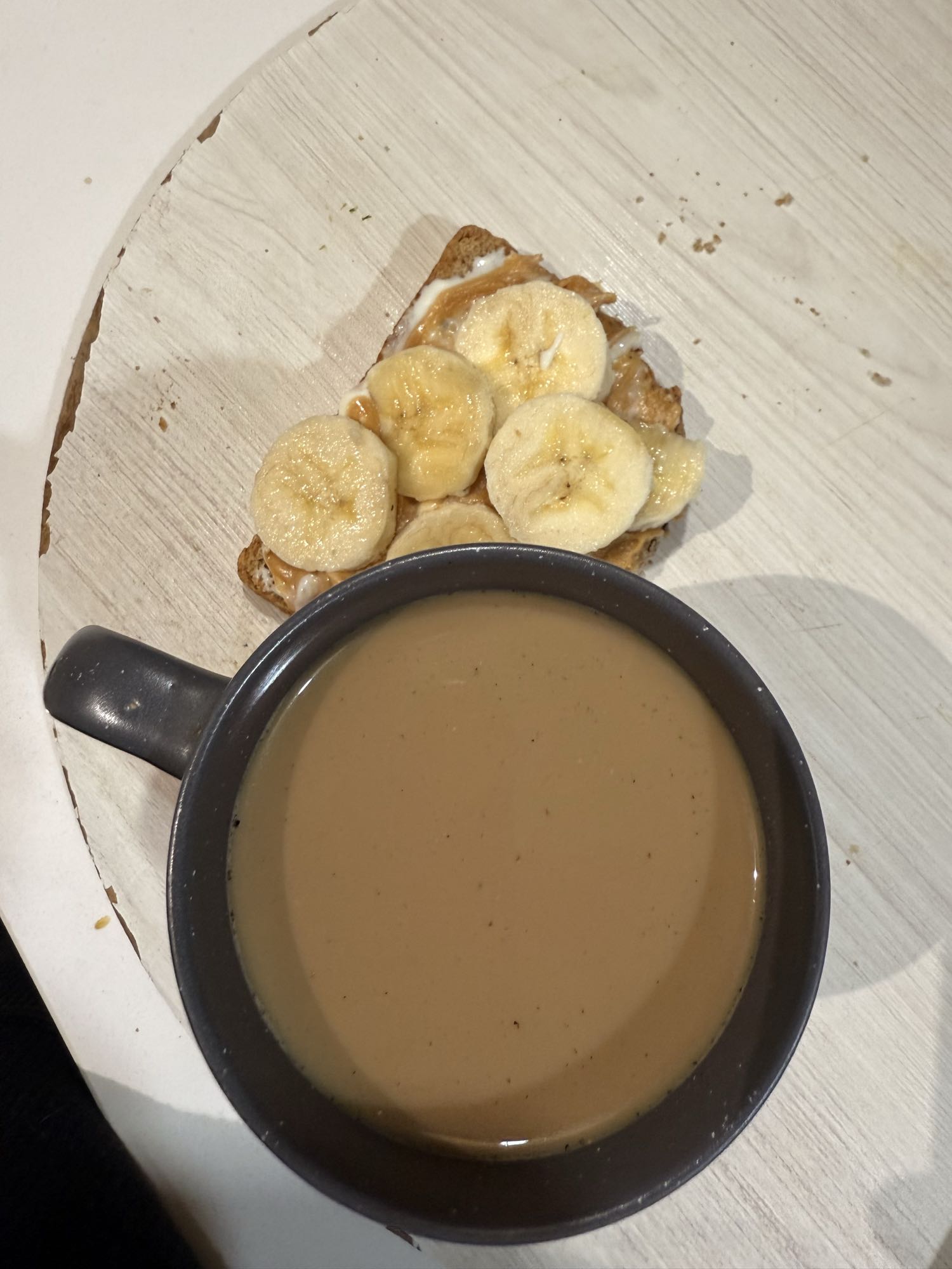 Tostada con plátano y café