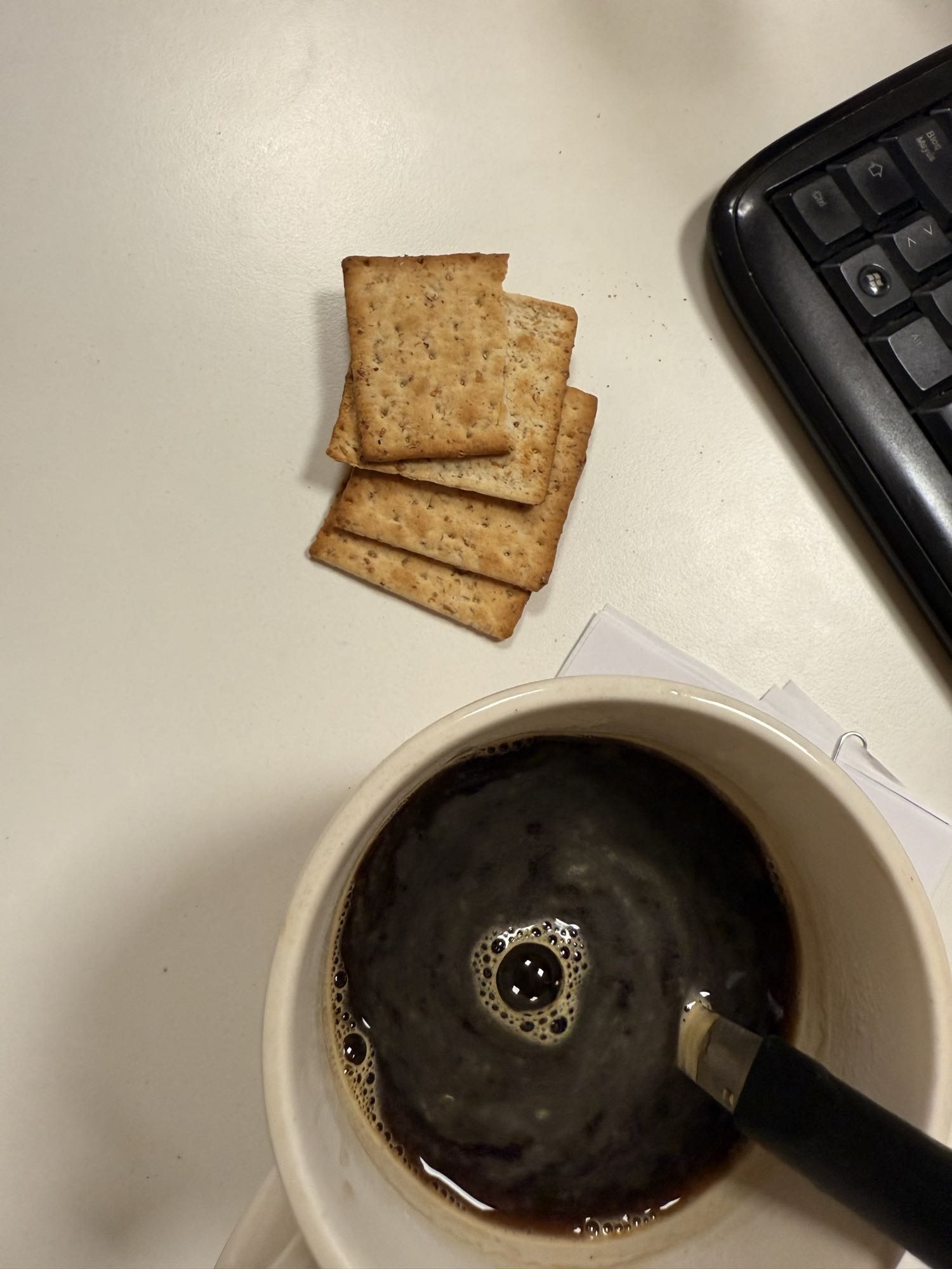 Café y galletas saladas