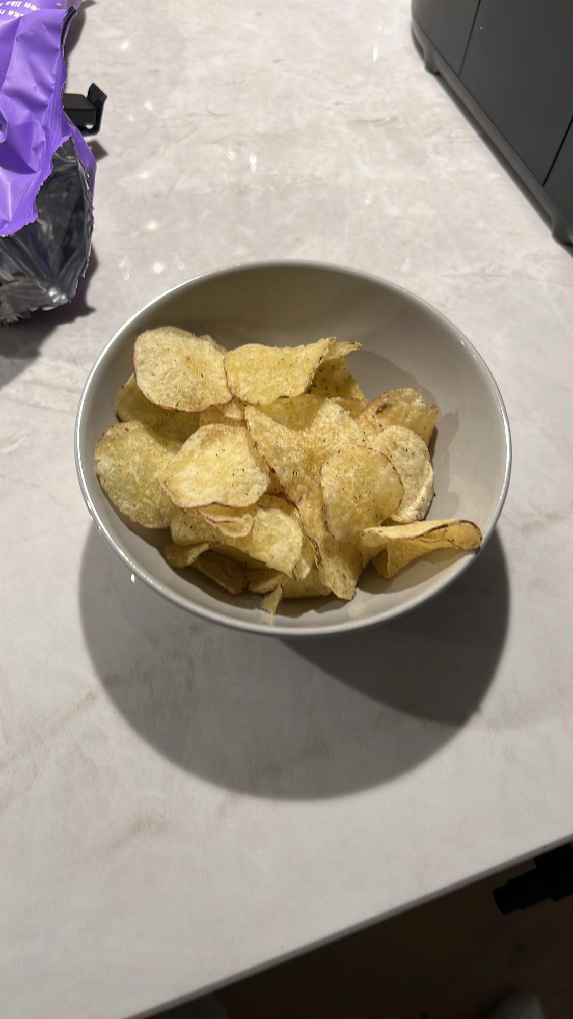 Skål med potatischips