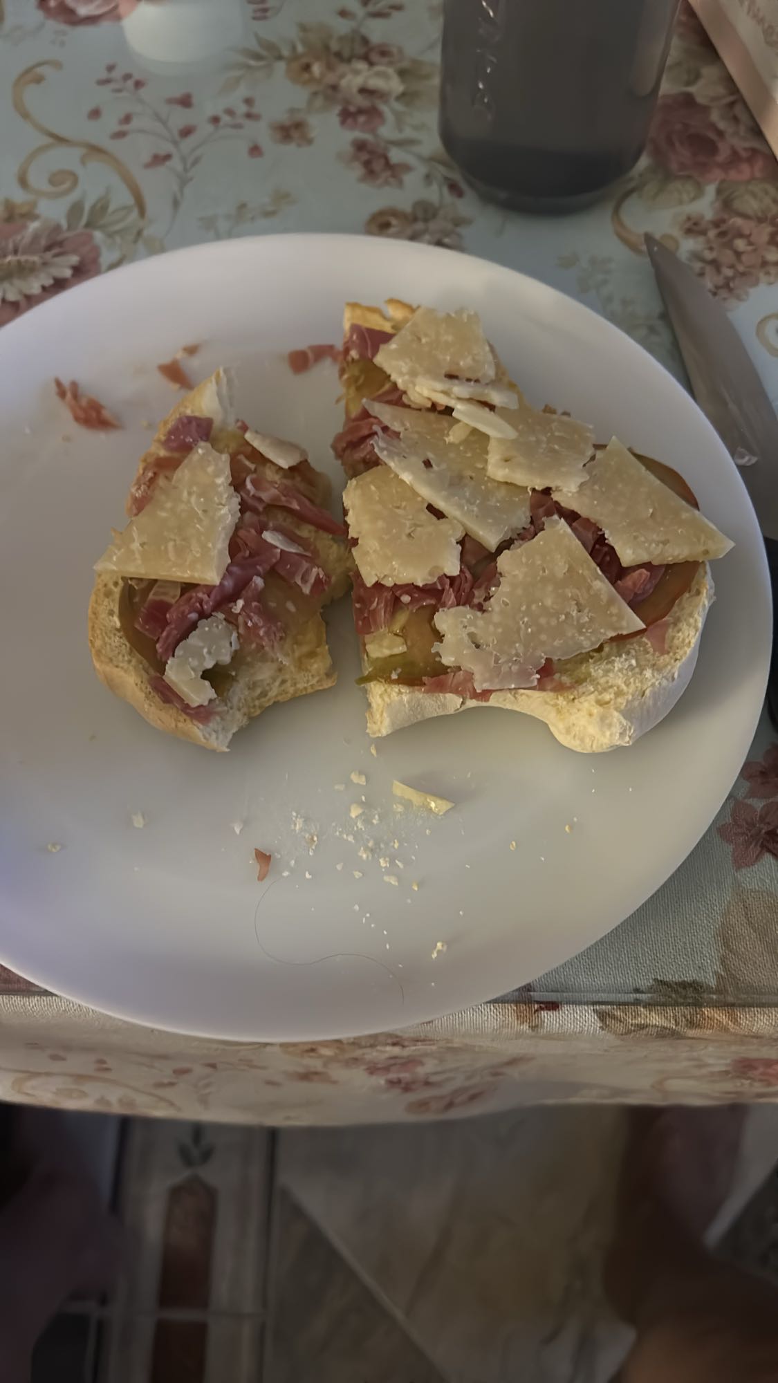 Pan con jamón y queso