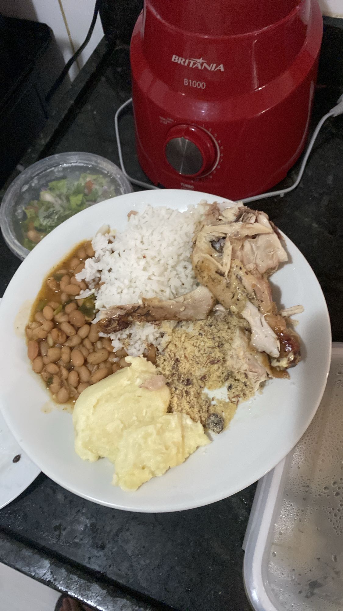 Frango com arroz e feijão