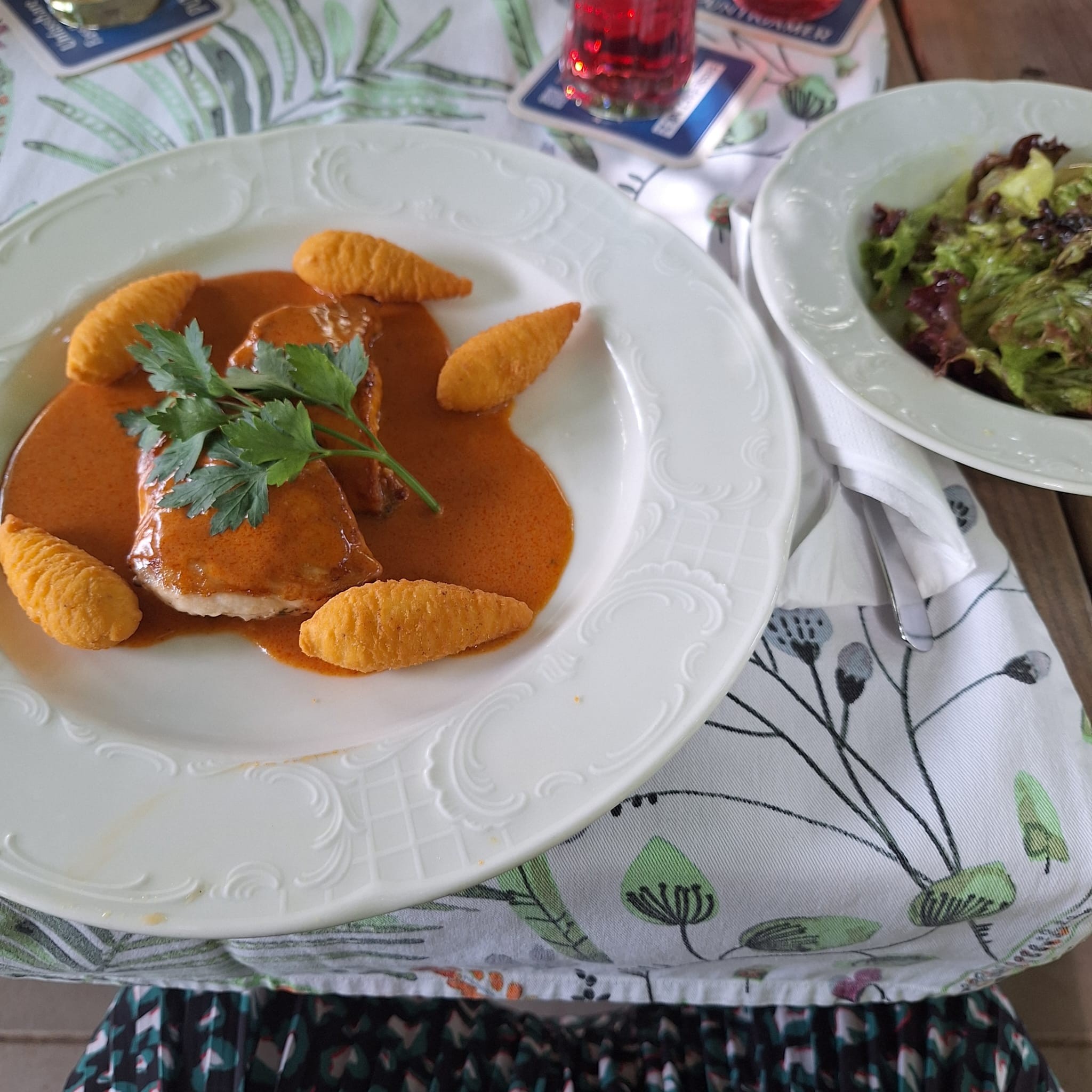 Fisch mit Sauce und Salat