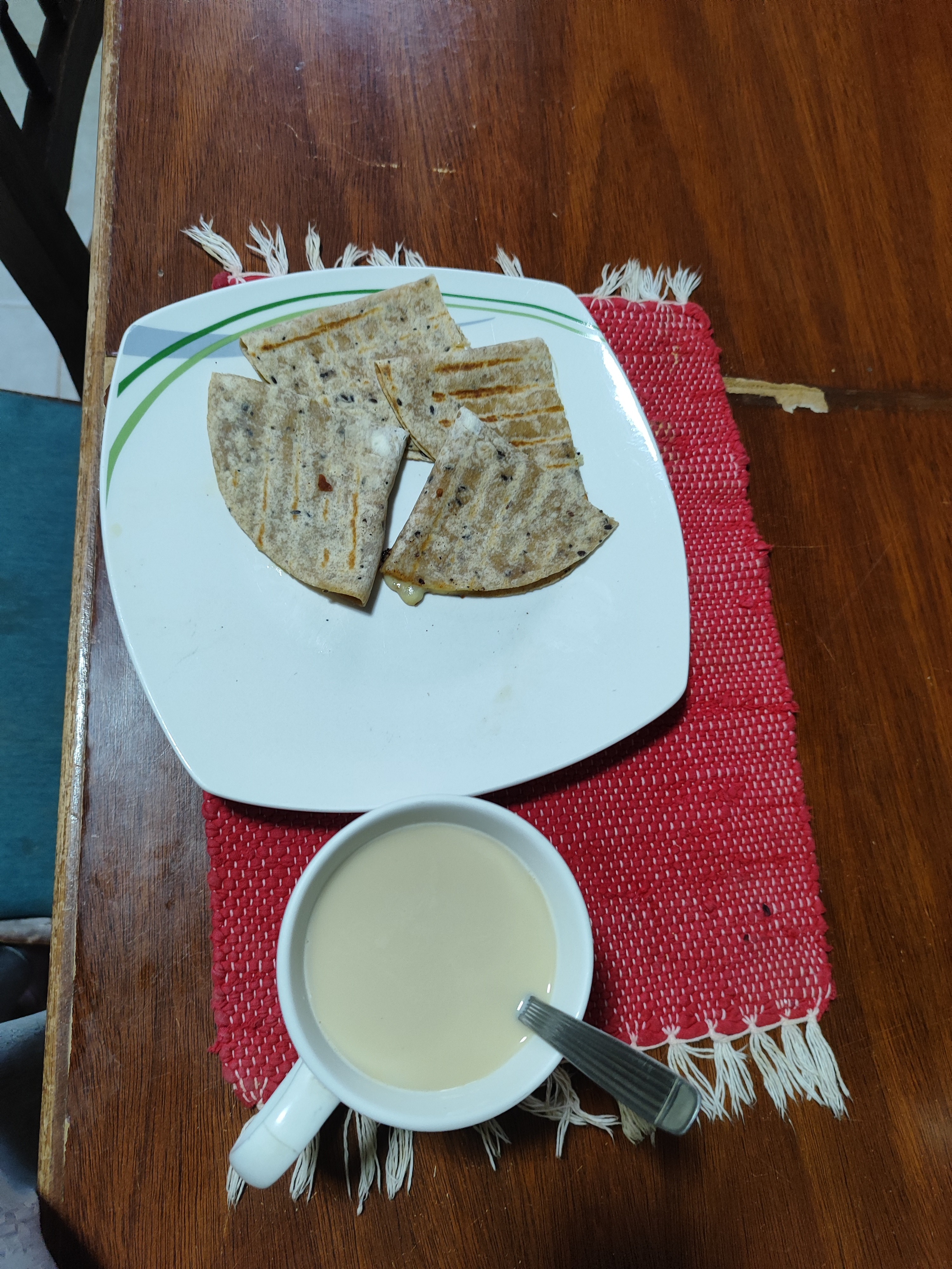 quesadilla y té con leche