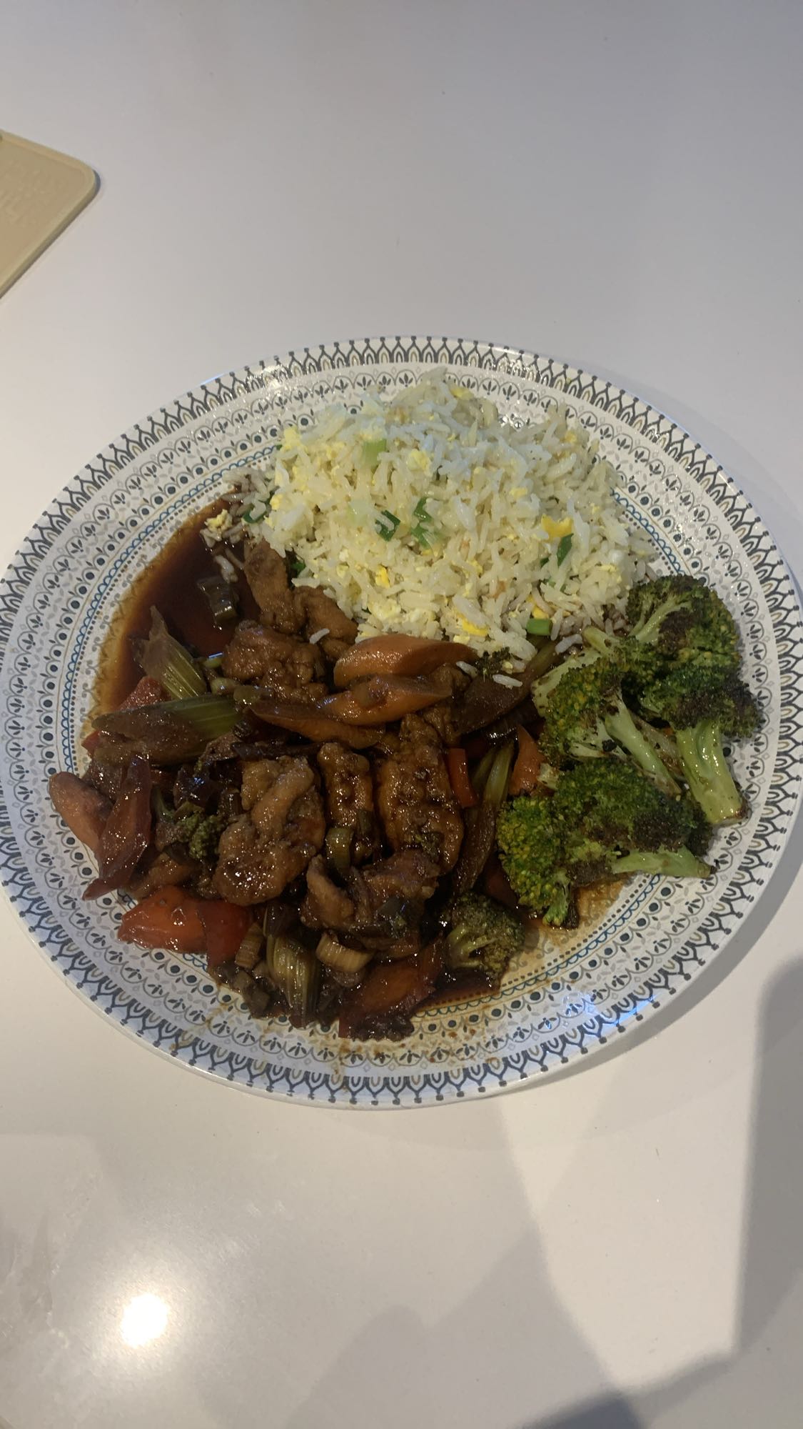 Poulet sauté, riz frit, légumes