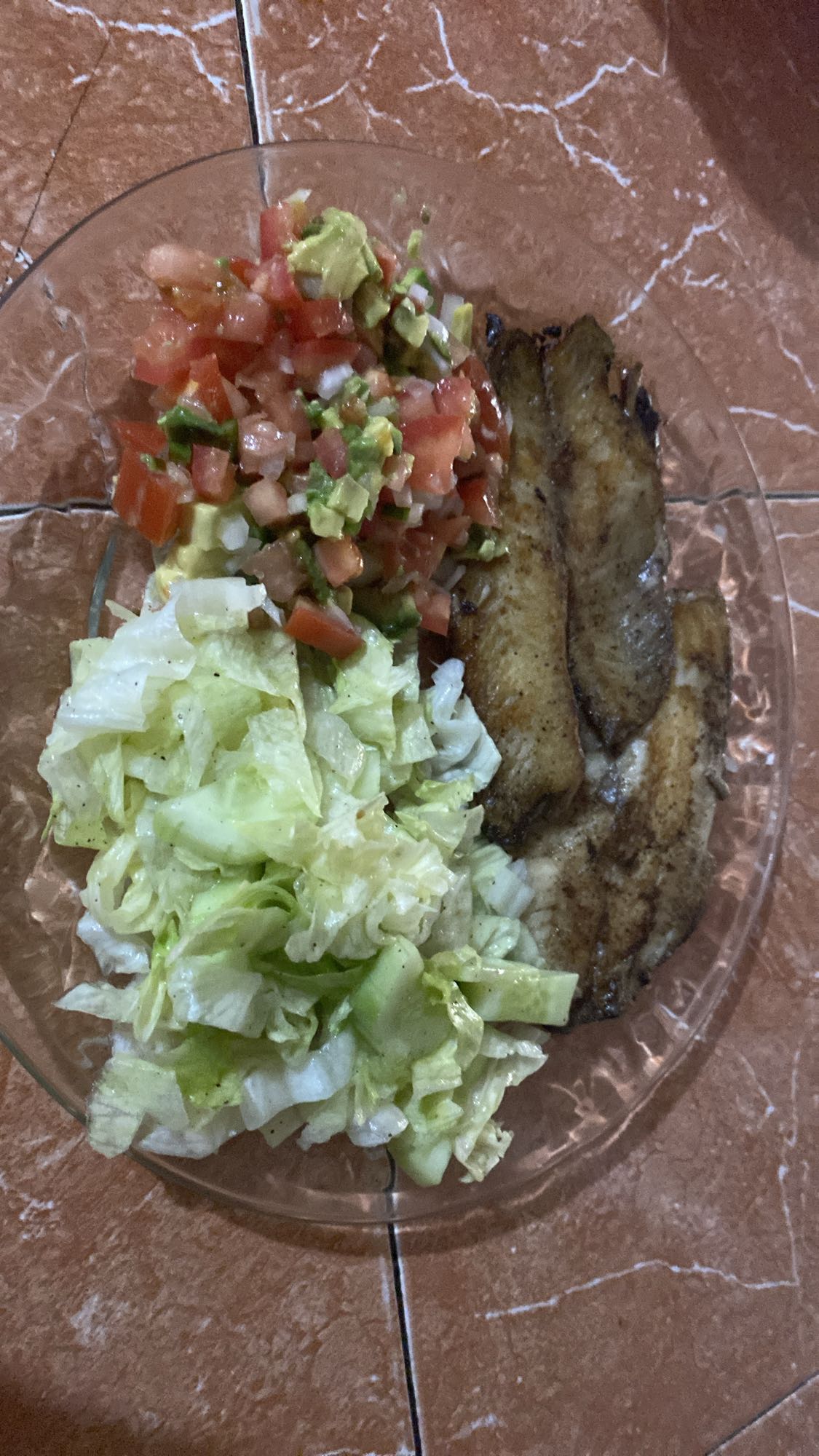 Pescado con ensalada