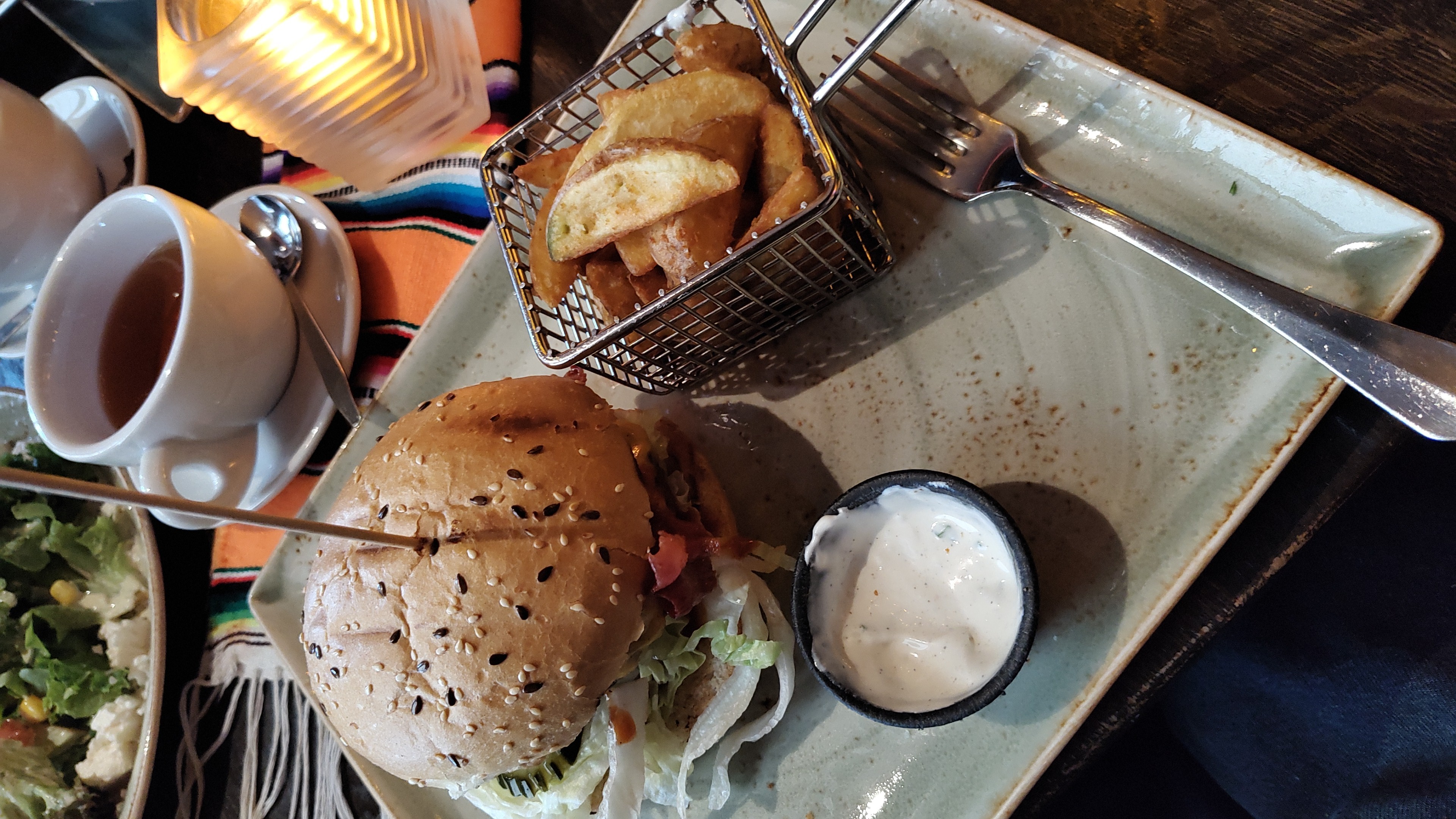 Burger mit Kartoffelecken