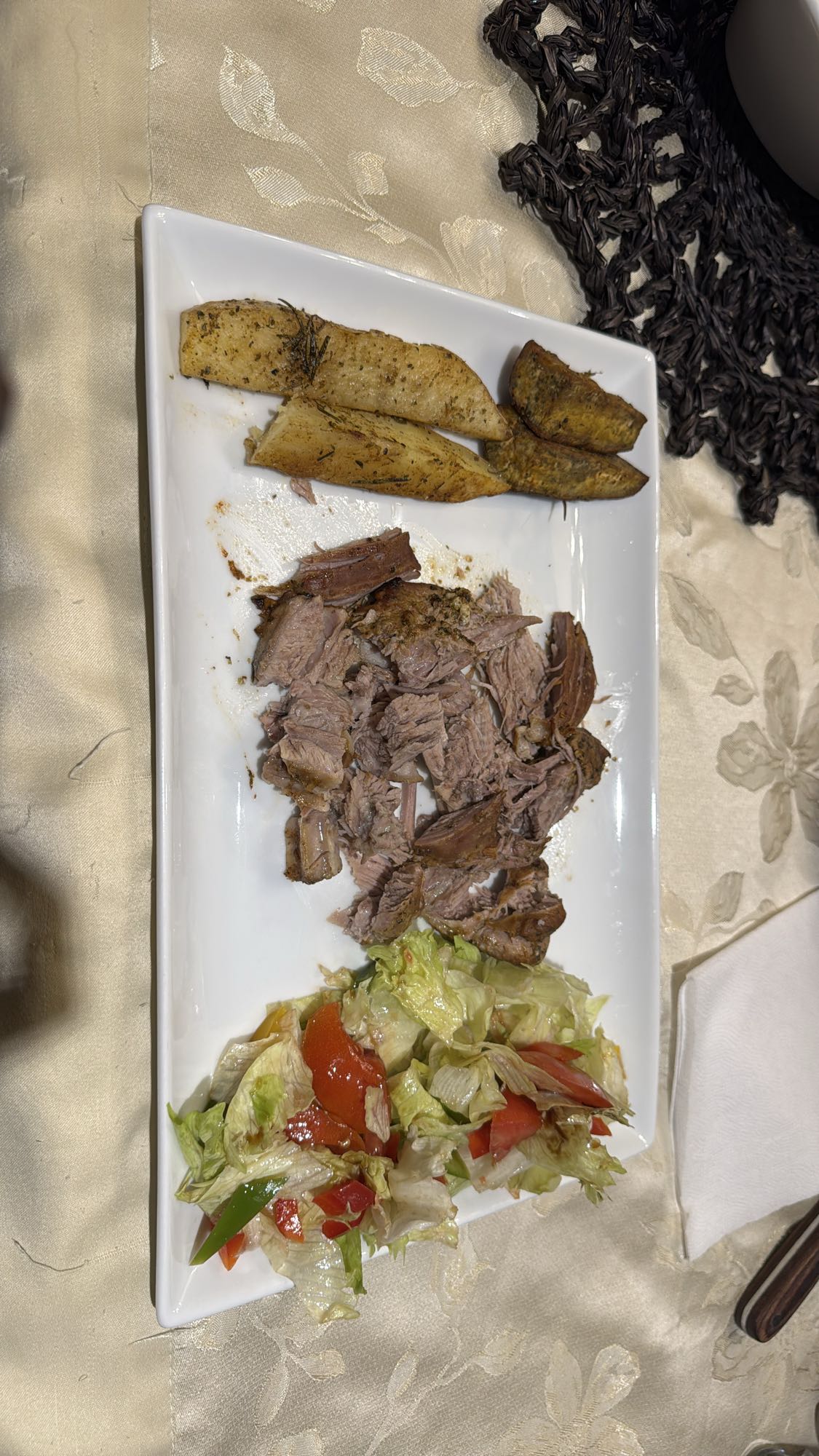 Carne asada con papas y ensalada