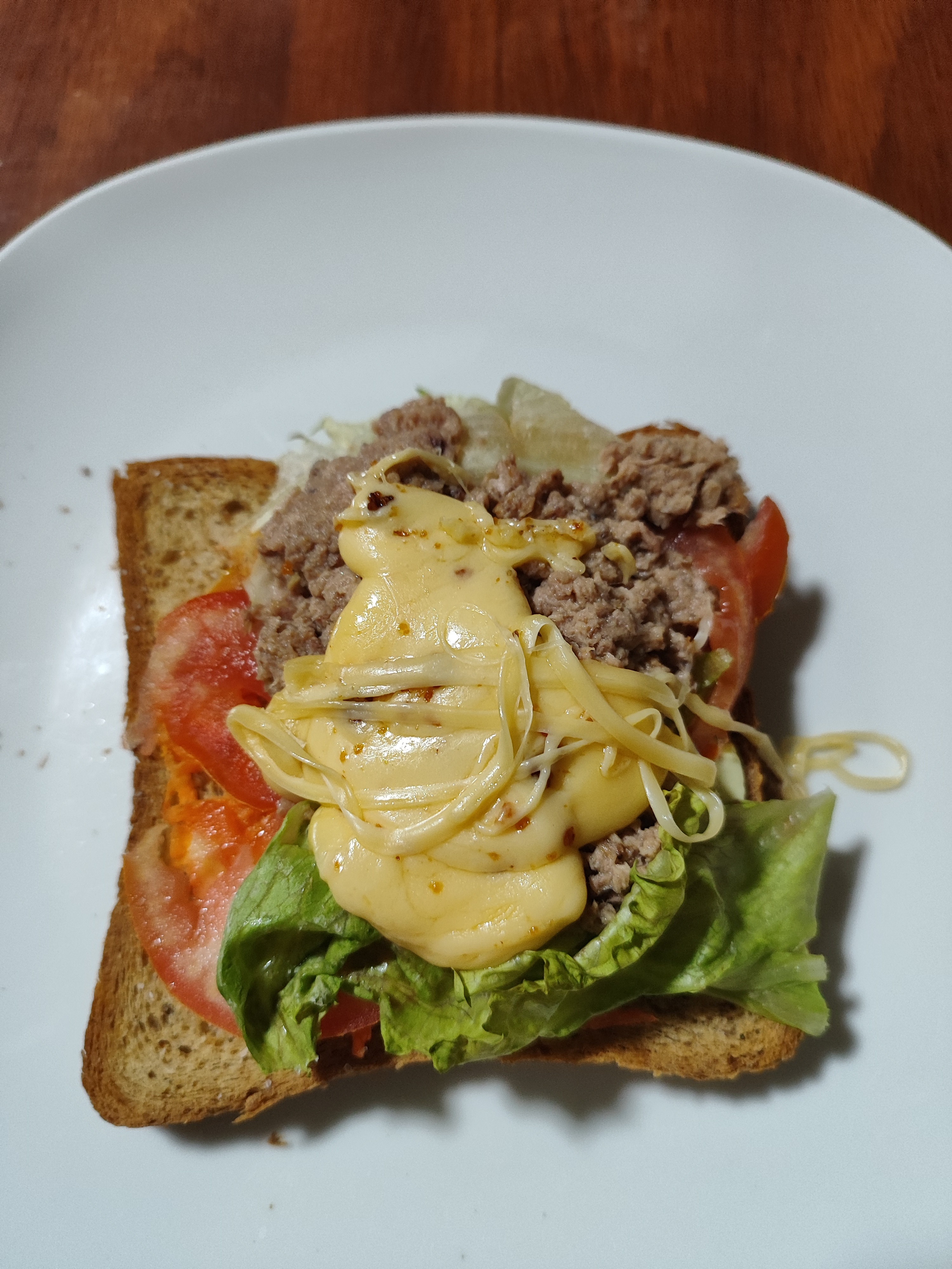 Tostada con carne y queso