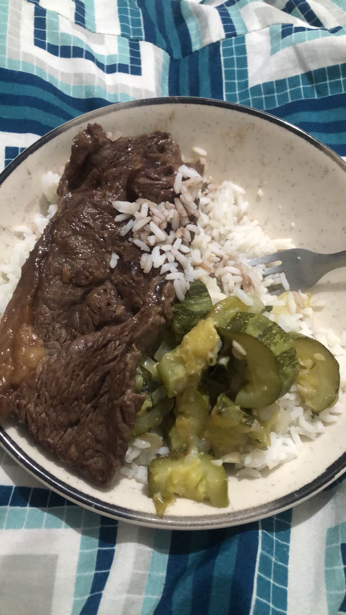 Bife com arroz e abobrinha