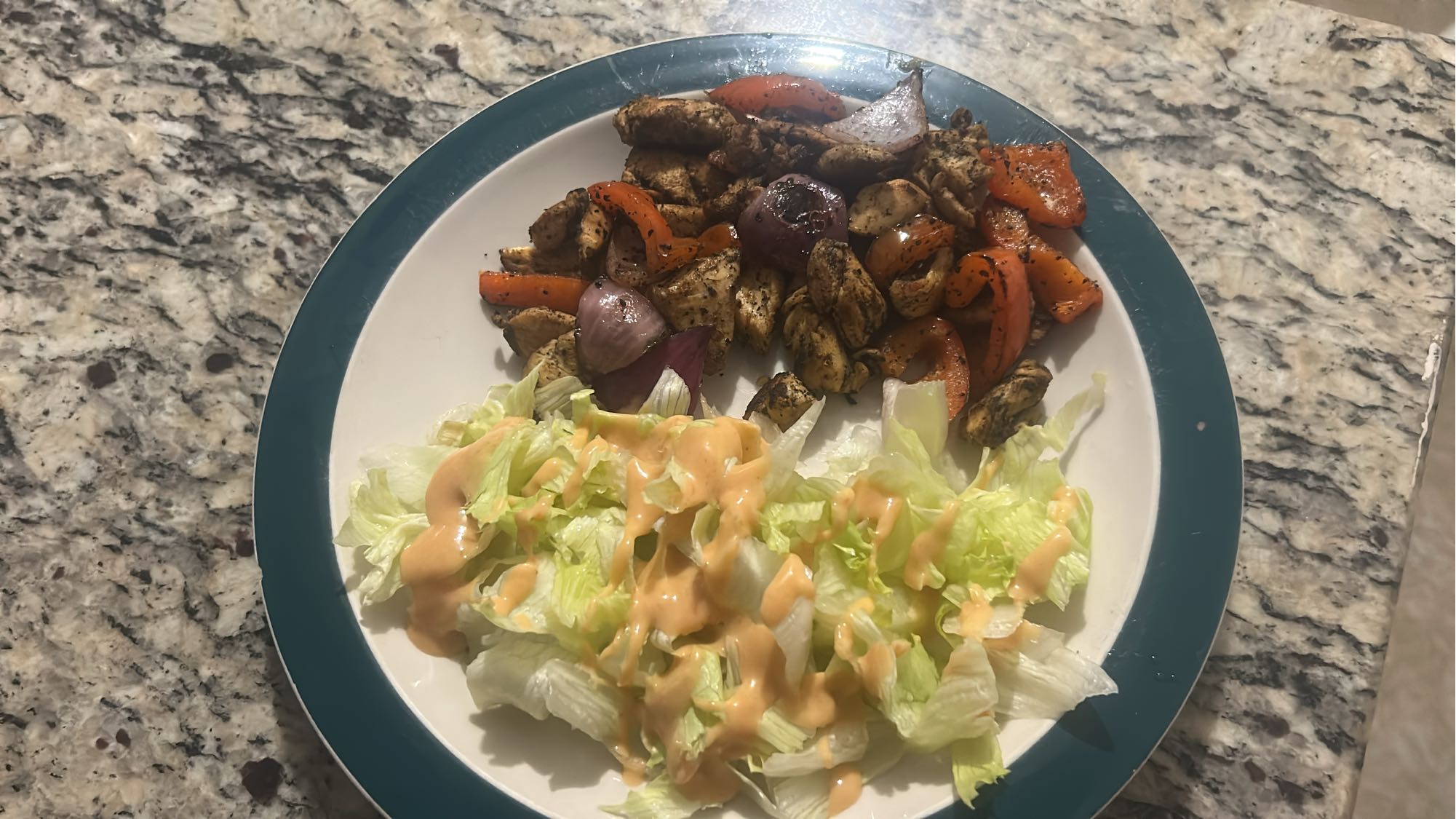 Pollo con ensalada y aderezo
