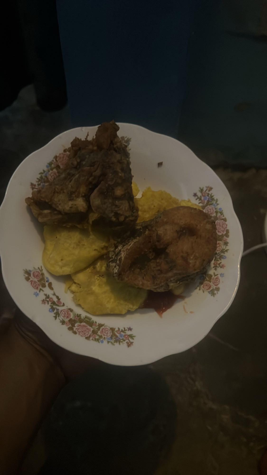 pescado frito con plátano