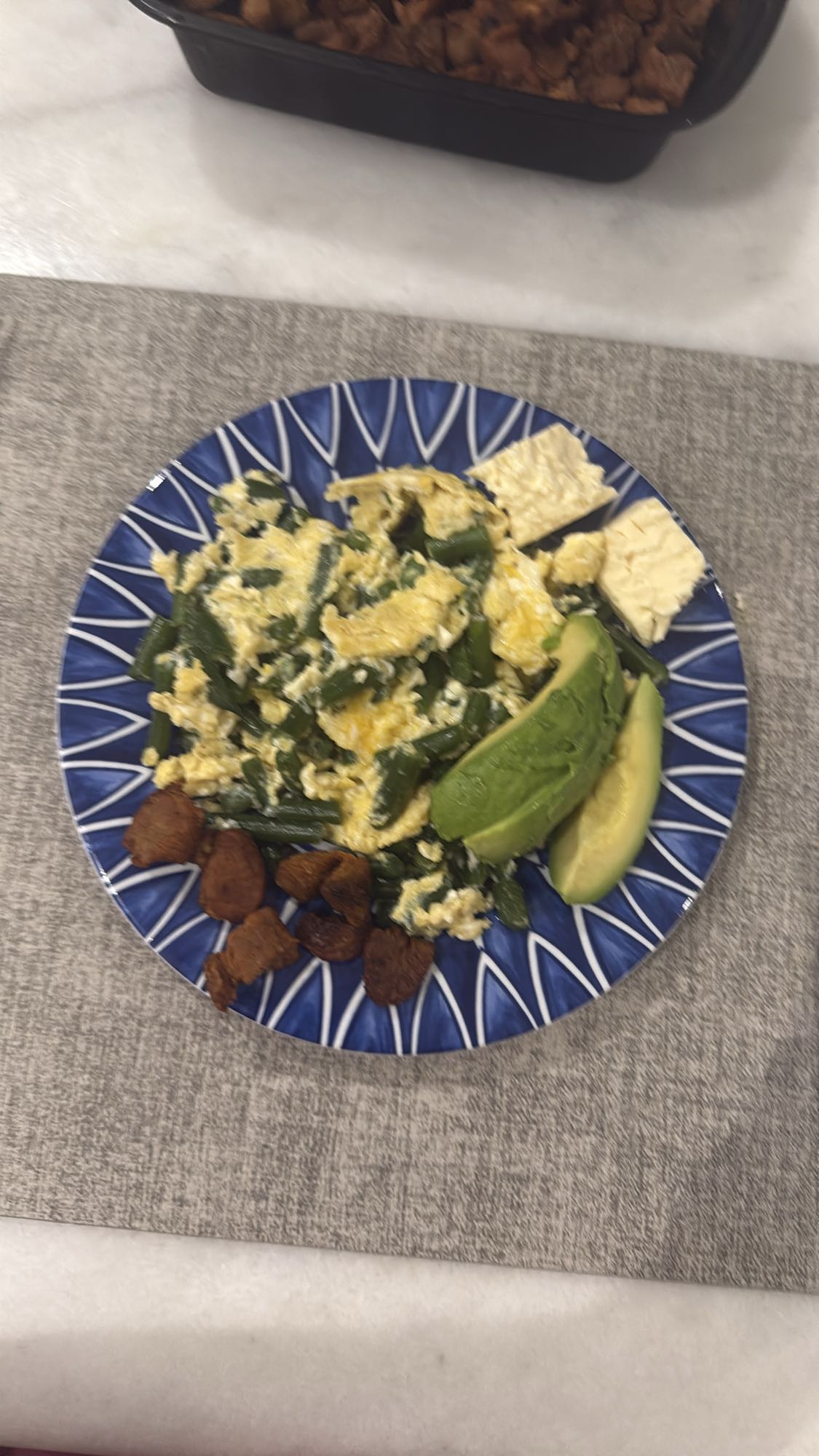 Desayuno con huevo y aguacate