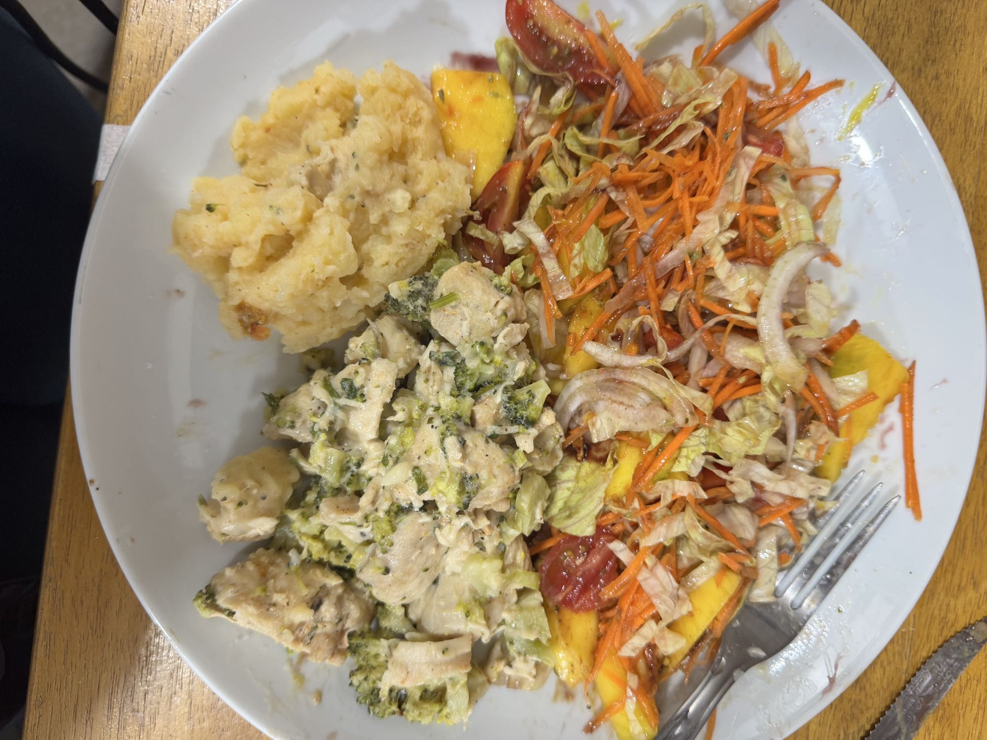 Frango com purê e salada