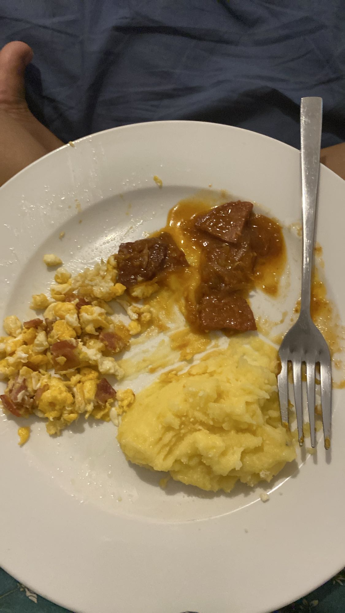 Huevos, carne y puré