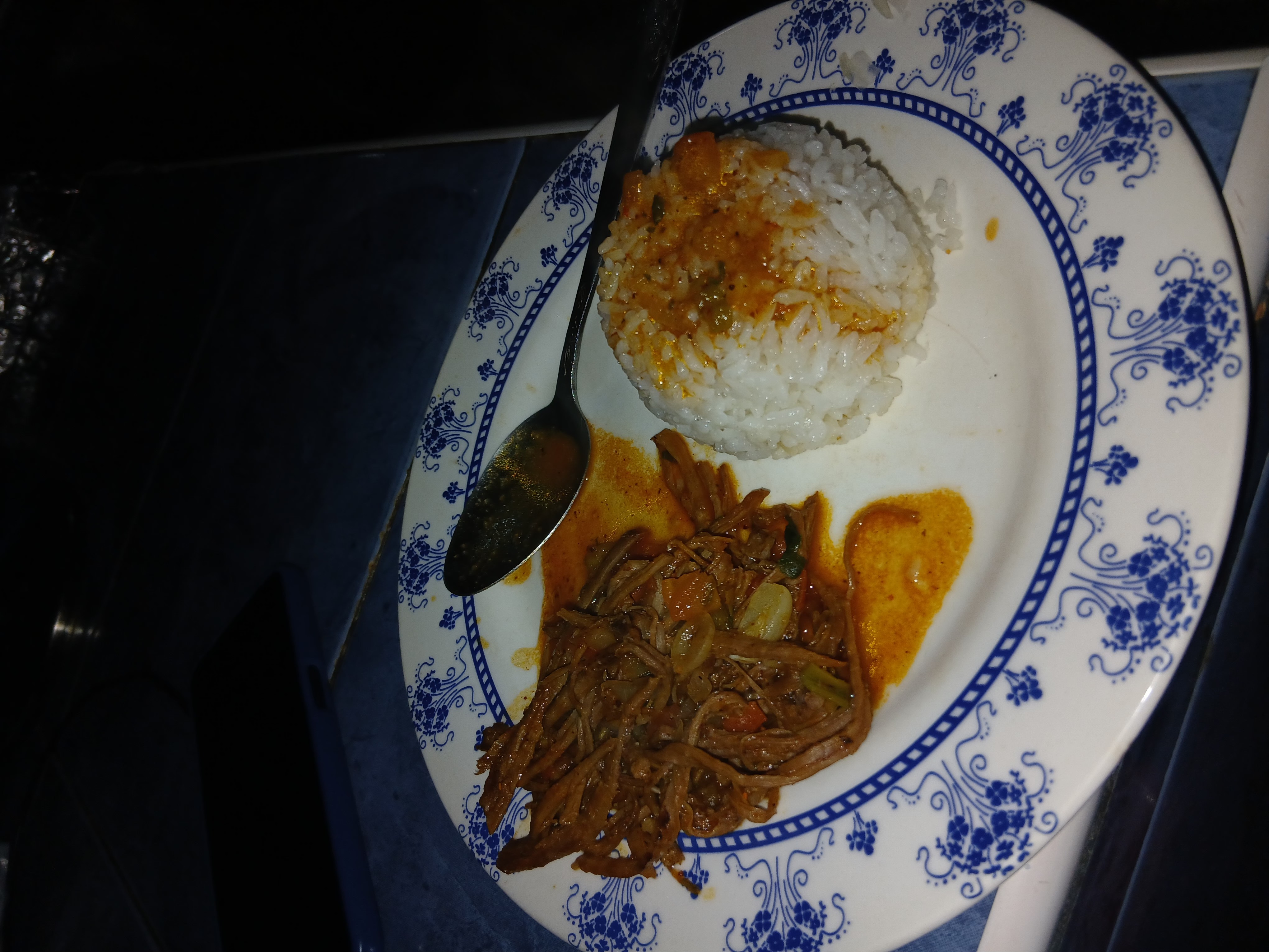 Arroz con carne deshebrada