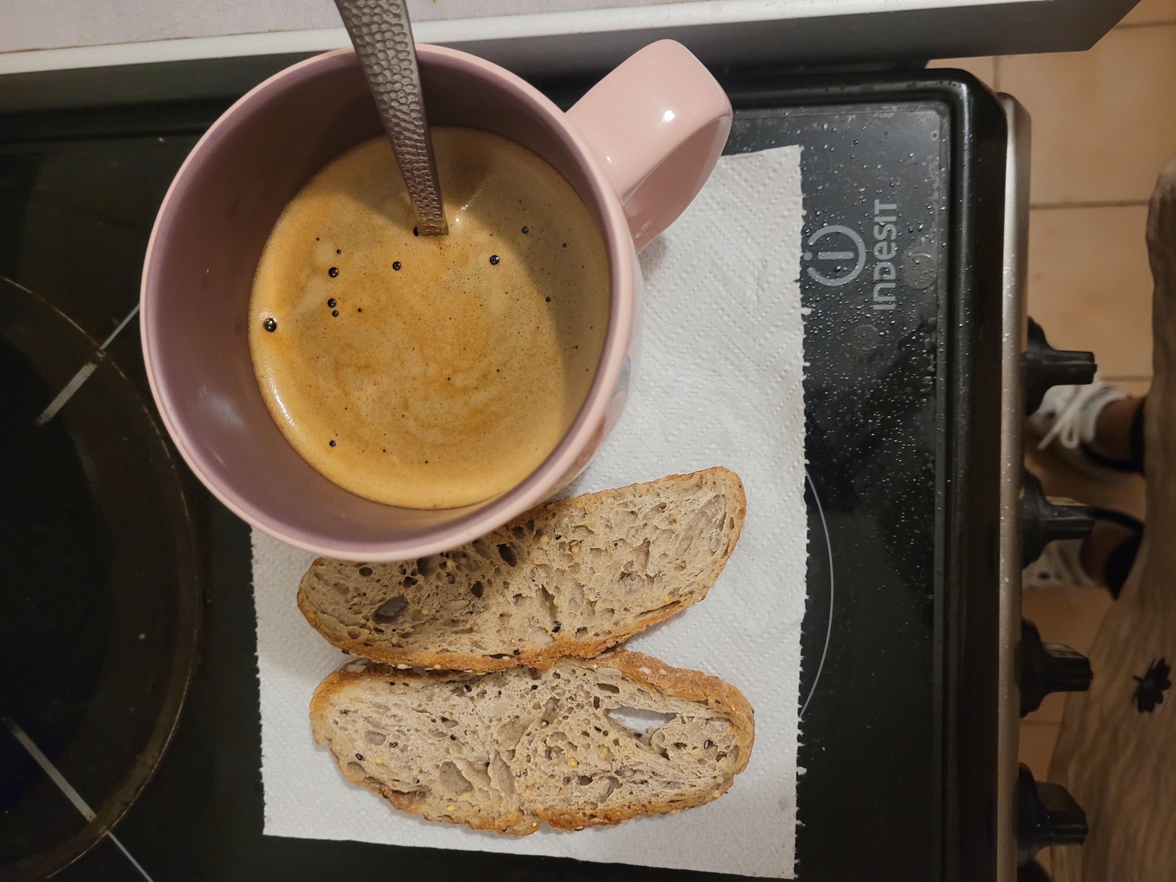 Café et pain aux graines