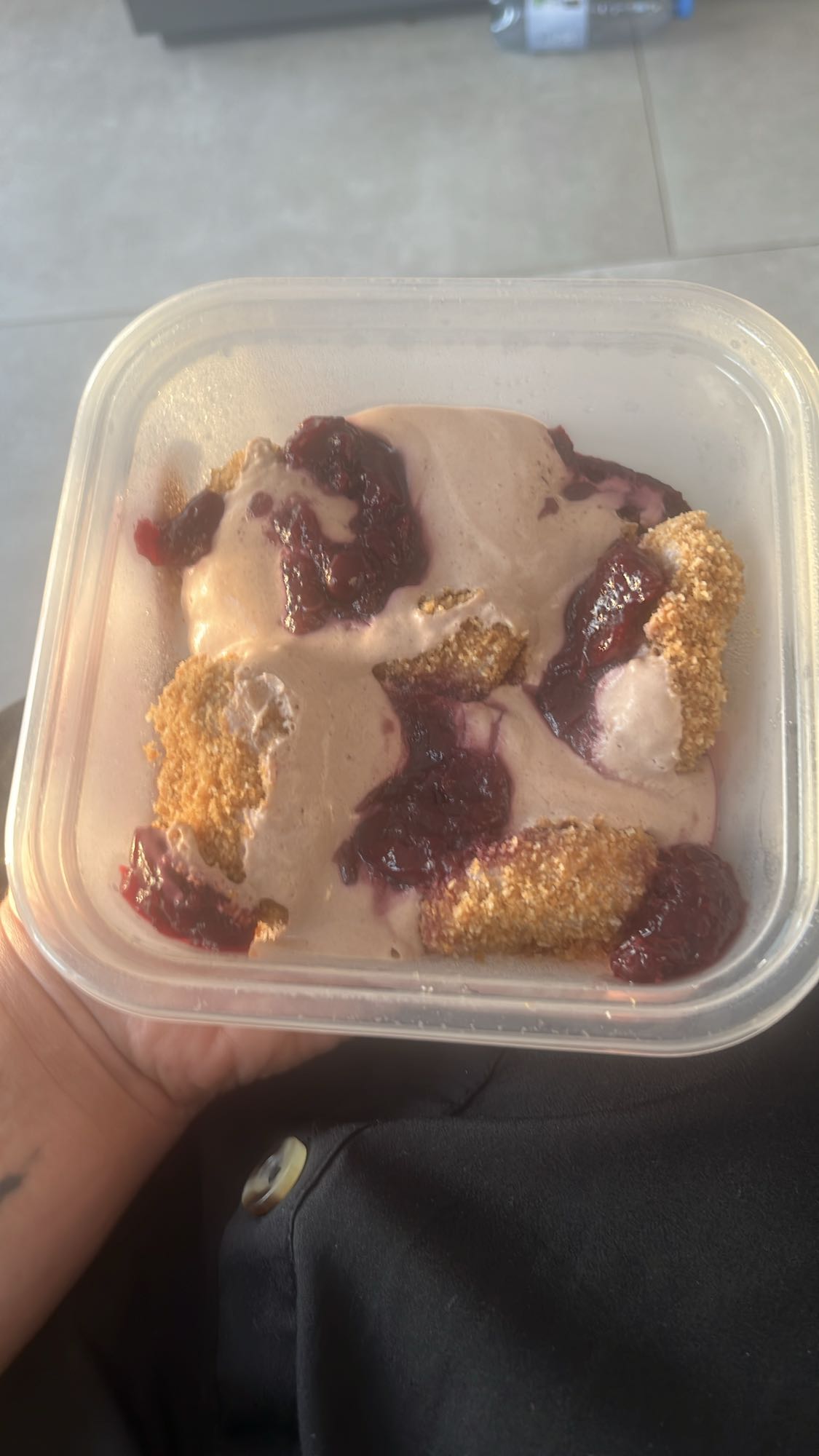 Desert cu brânză și fructe