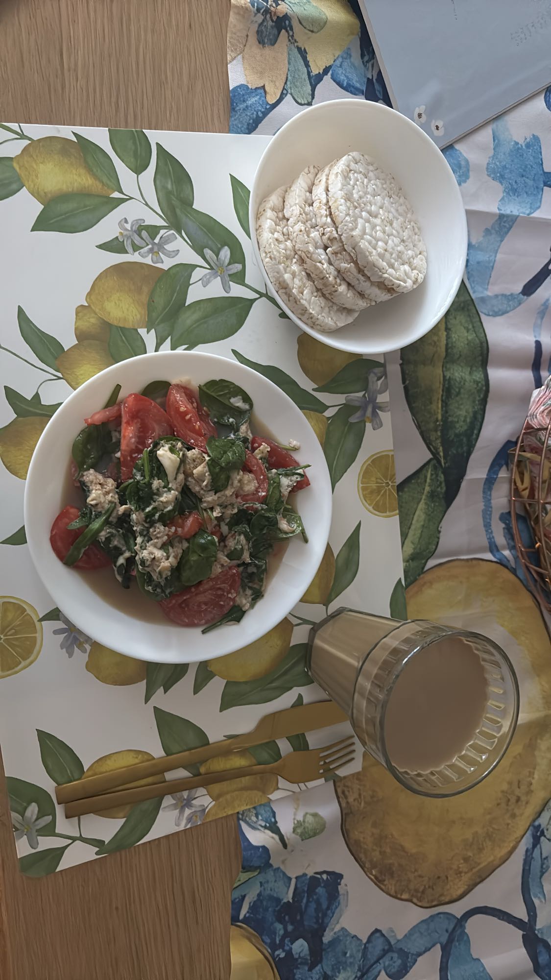 Jajka z warzywami i waflami