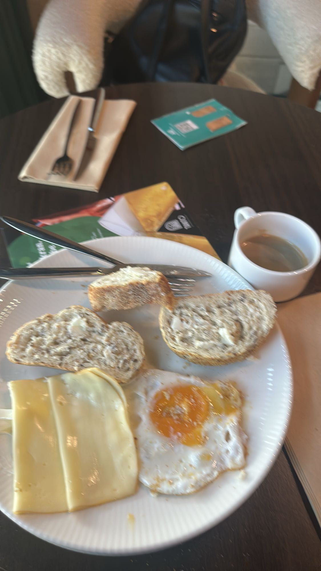 Café com pão, ovo e queijo
