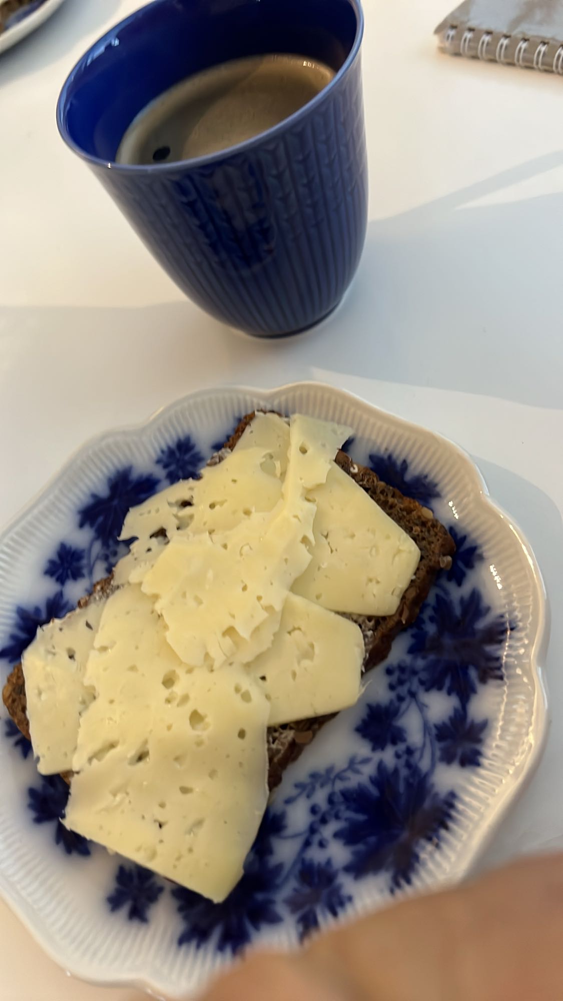 Ostsmörgås med kaffe