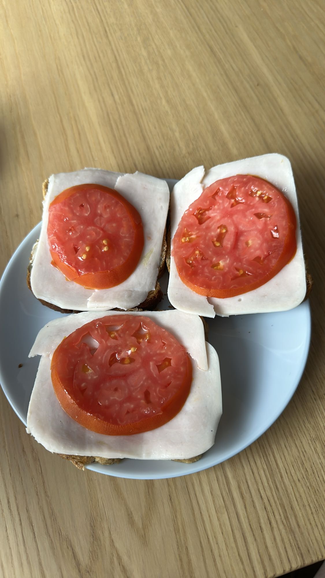 Kanapki z indykiem i pomidorem