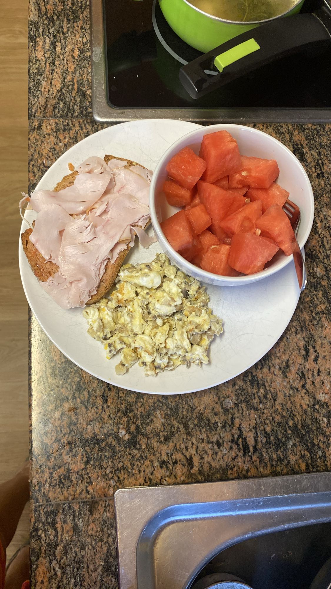 Desayuno con sandía y huevo