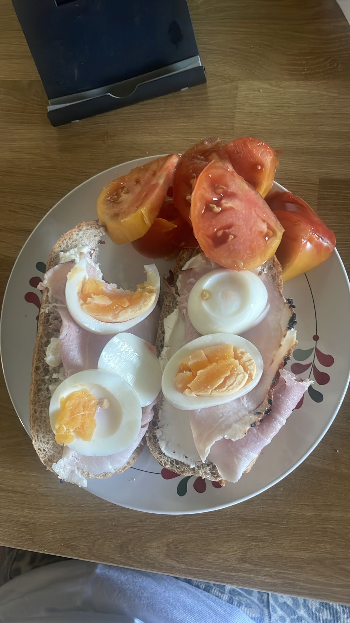 Kanapka z jajkiem i szynką oraz pomidory