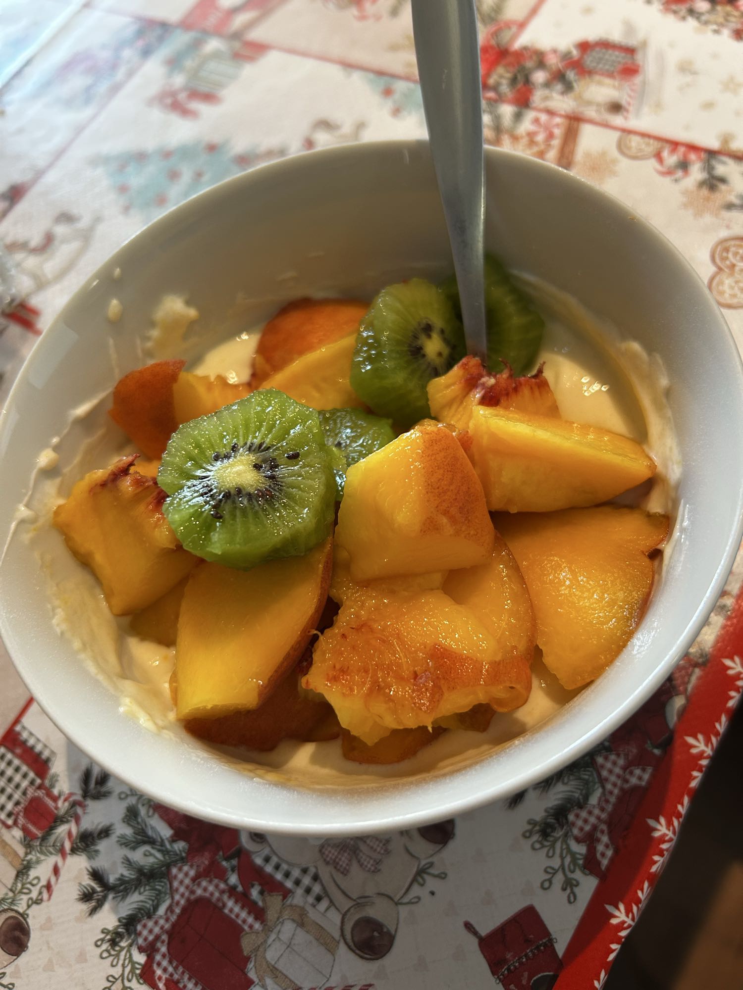 Iaurt proteic cu piersică, kiwi și pudră proteică