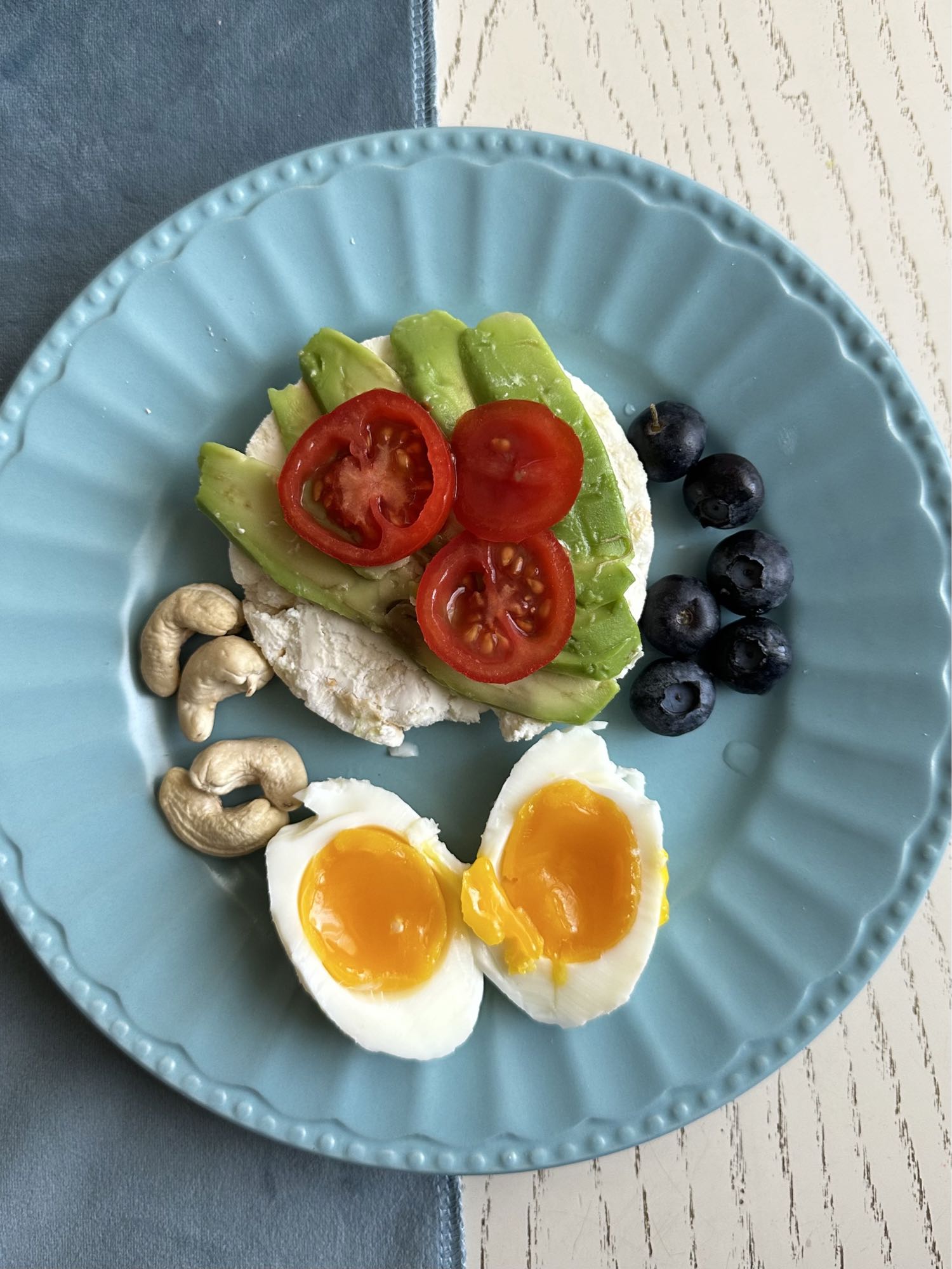 Завтрак с яйцом и авокадо