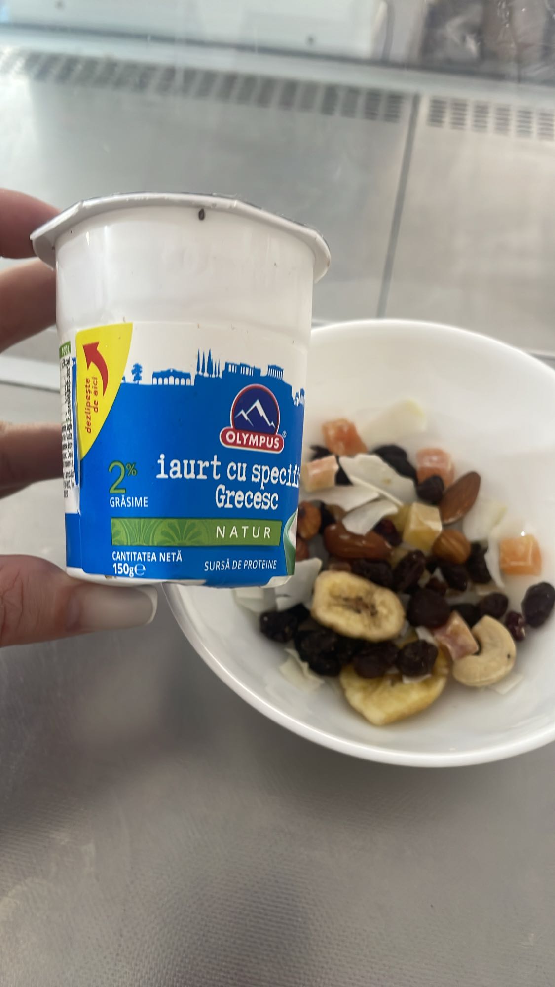 Iaurt cu mix de fructe uscate