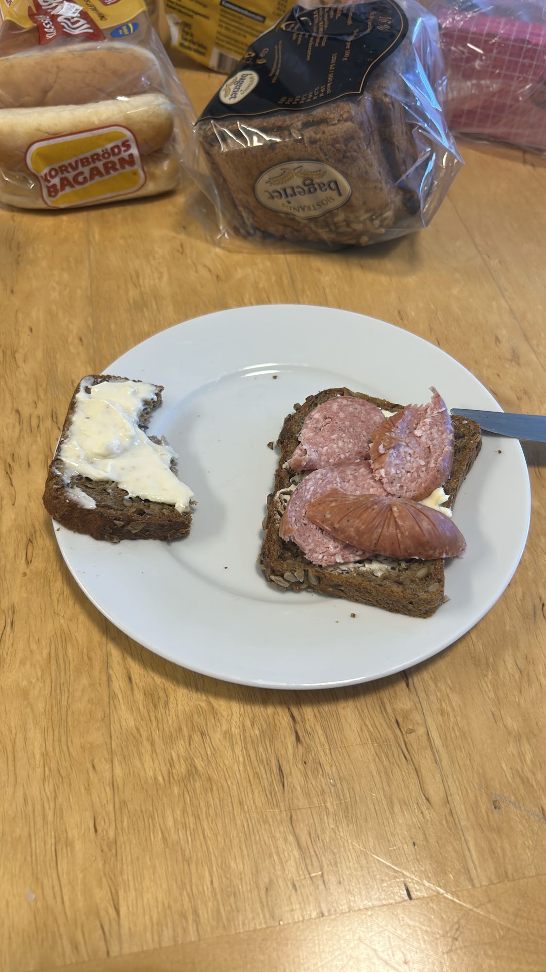 Smörgås med smör och korv