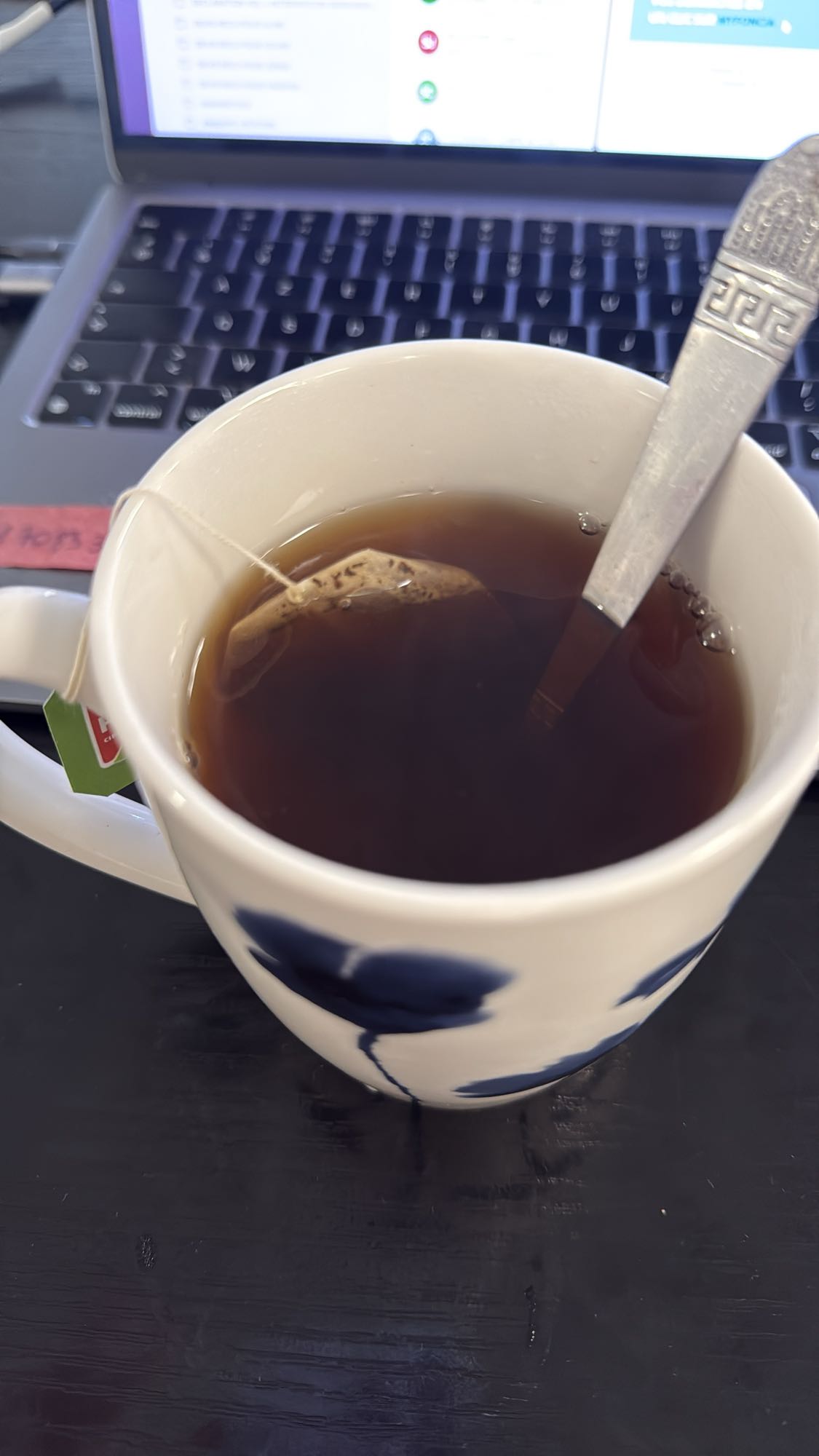 tasse de thé noir au citron et sucre