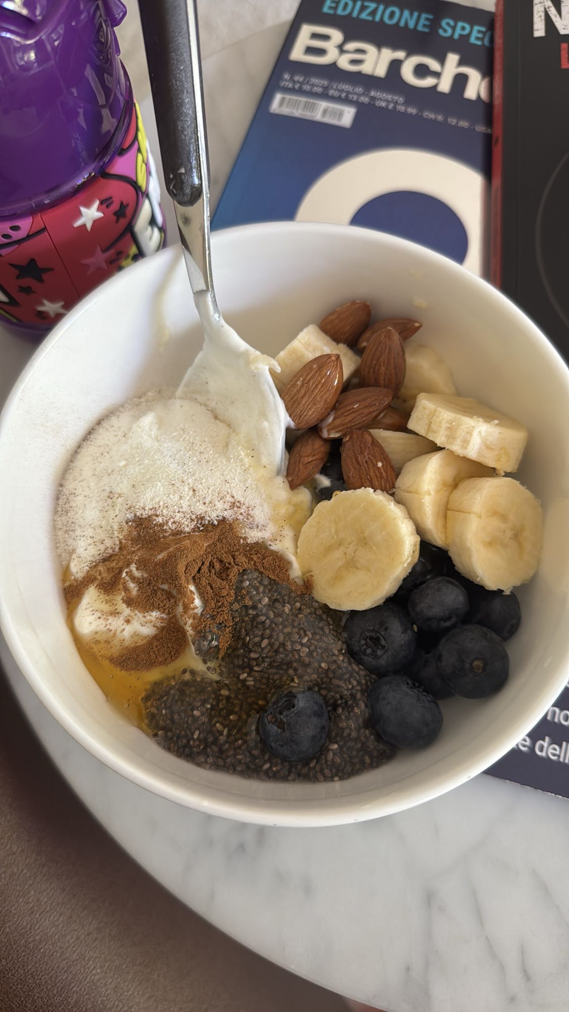 Yogurt bowl con frutta e semi