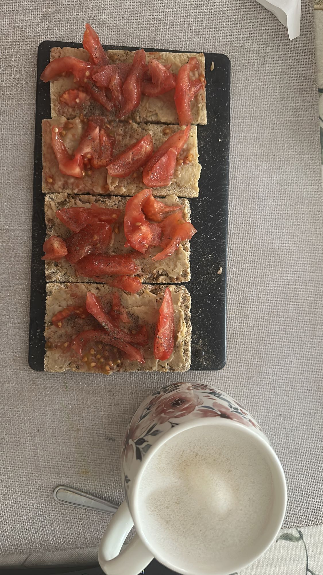 Wafle z hummusem i pomidorem