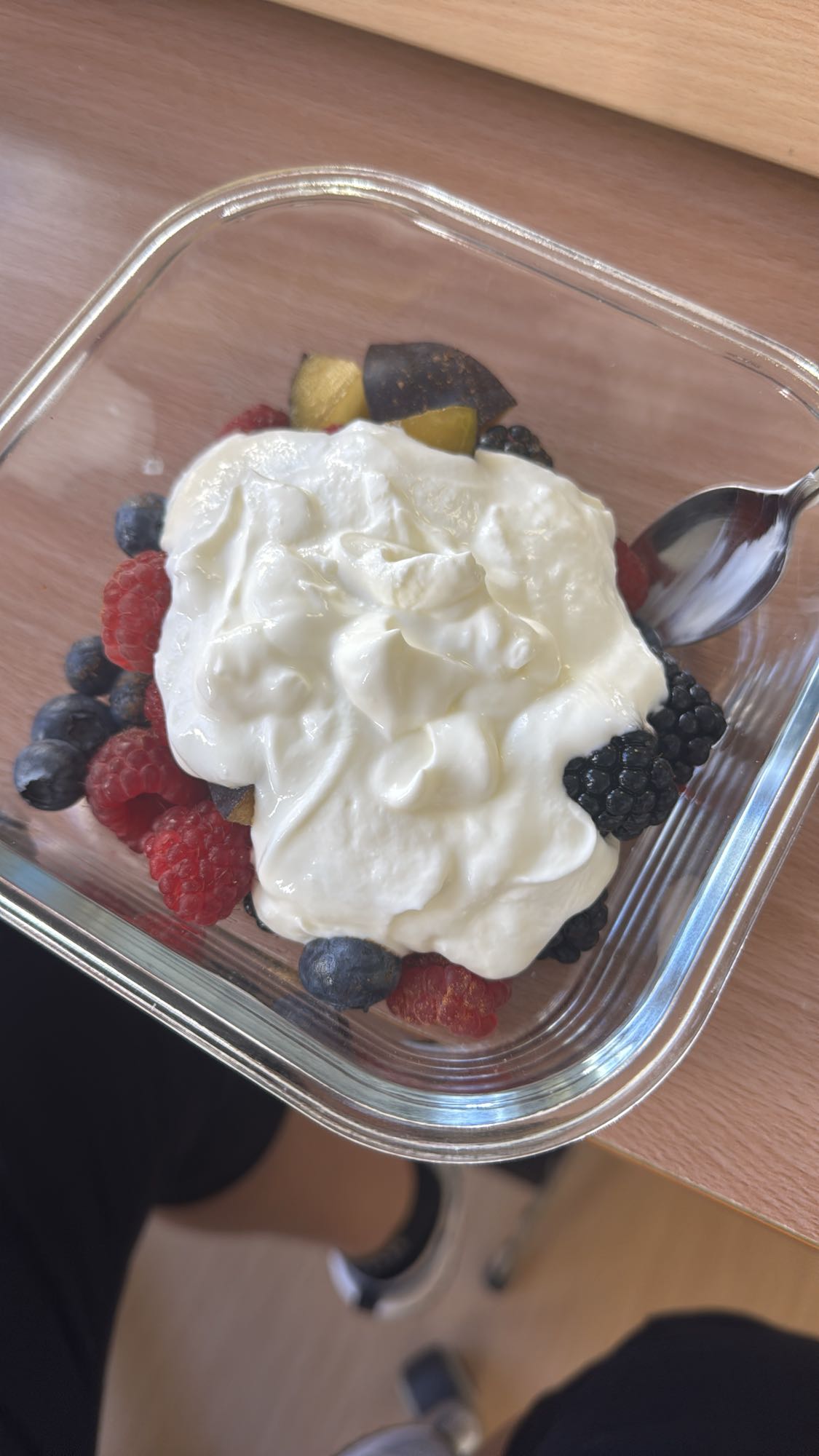 Yoghurt met bessen en pruim