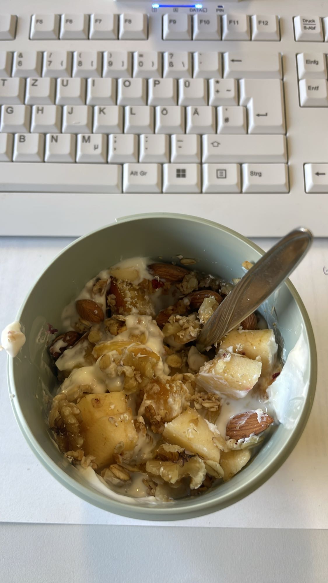 Joghurt mit Obst & Nüssen