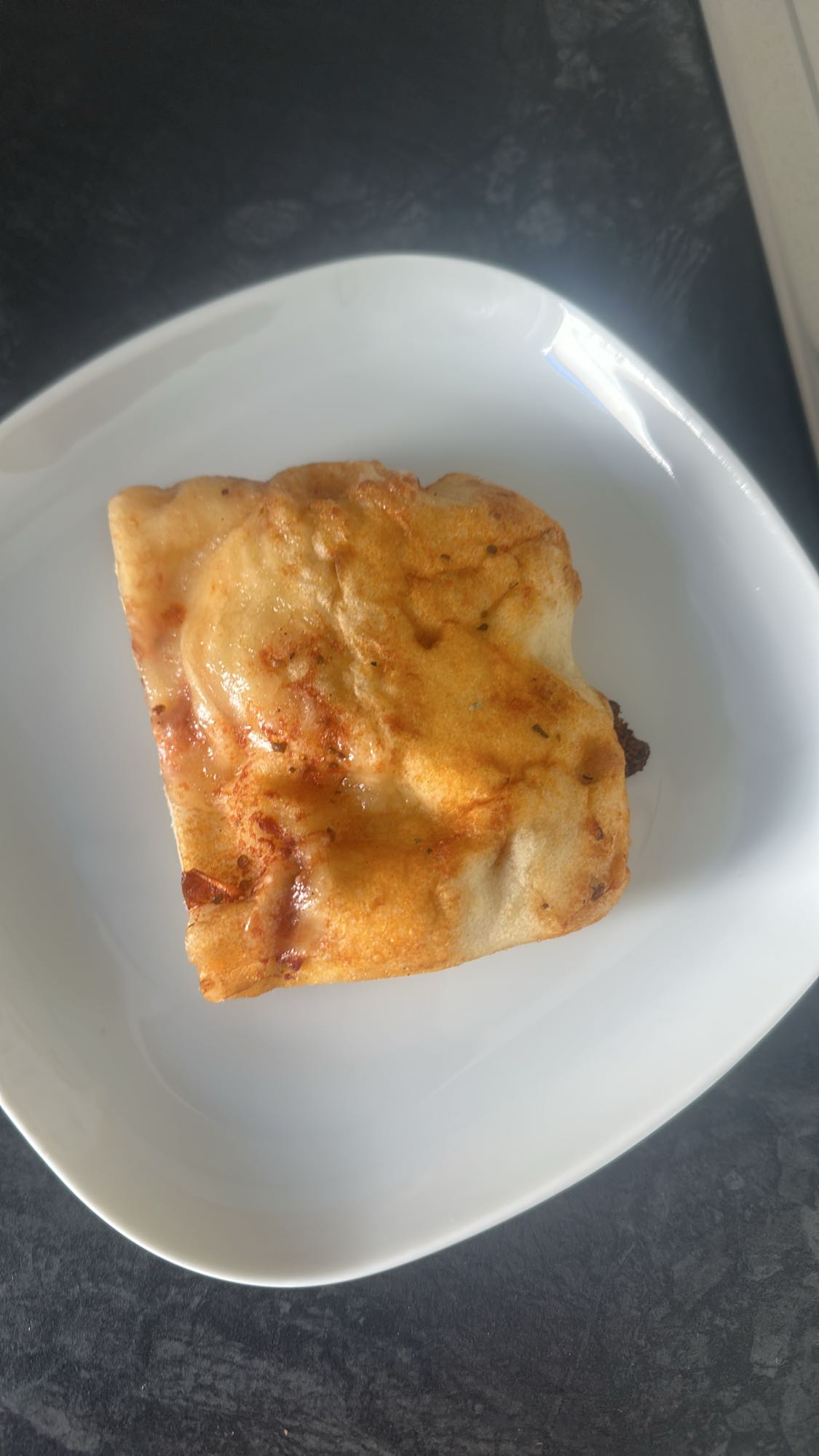 Peynirli pizza dilimi