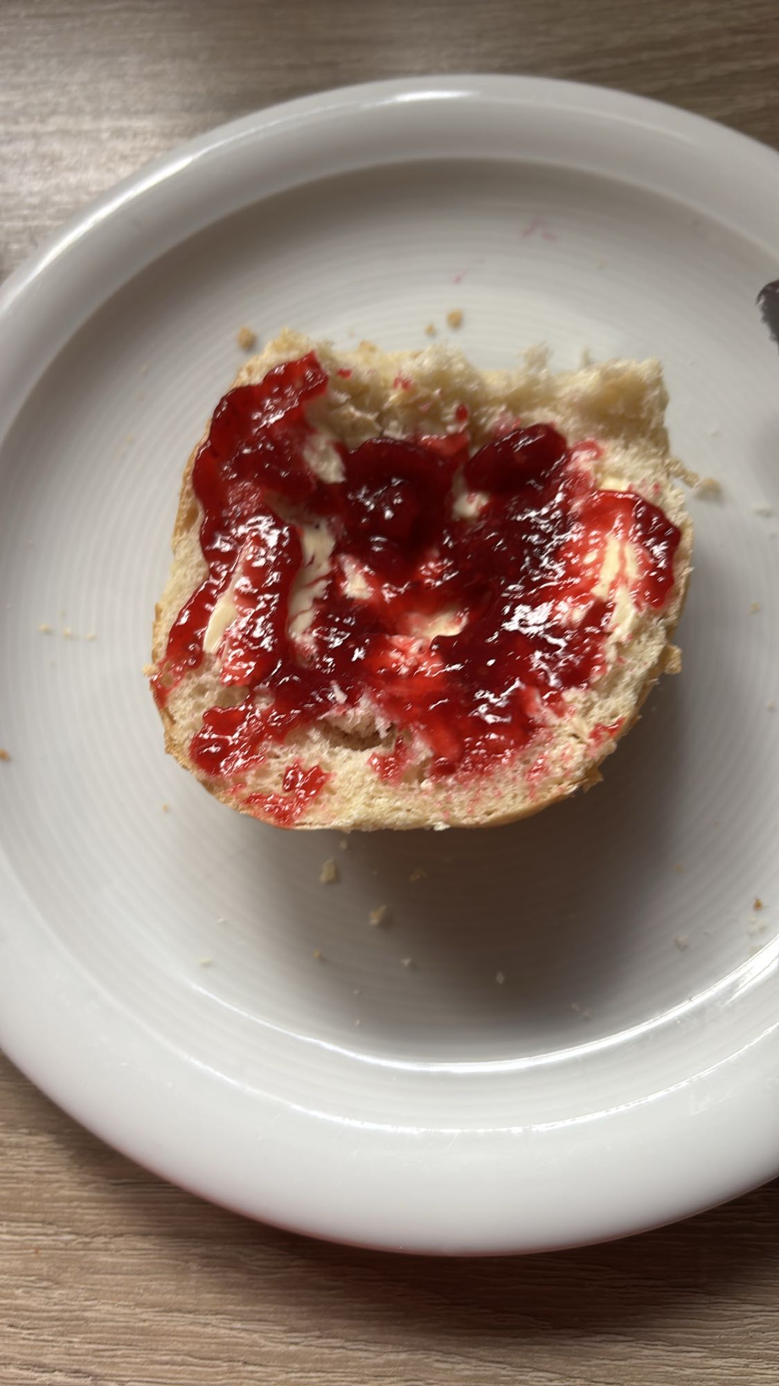 Brötchen mit Butter und Marmelade