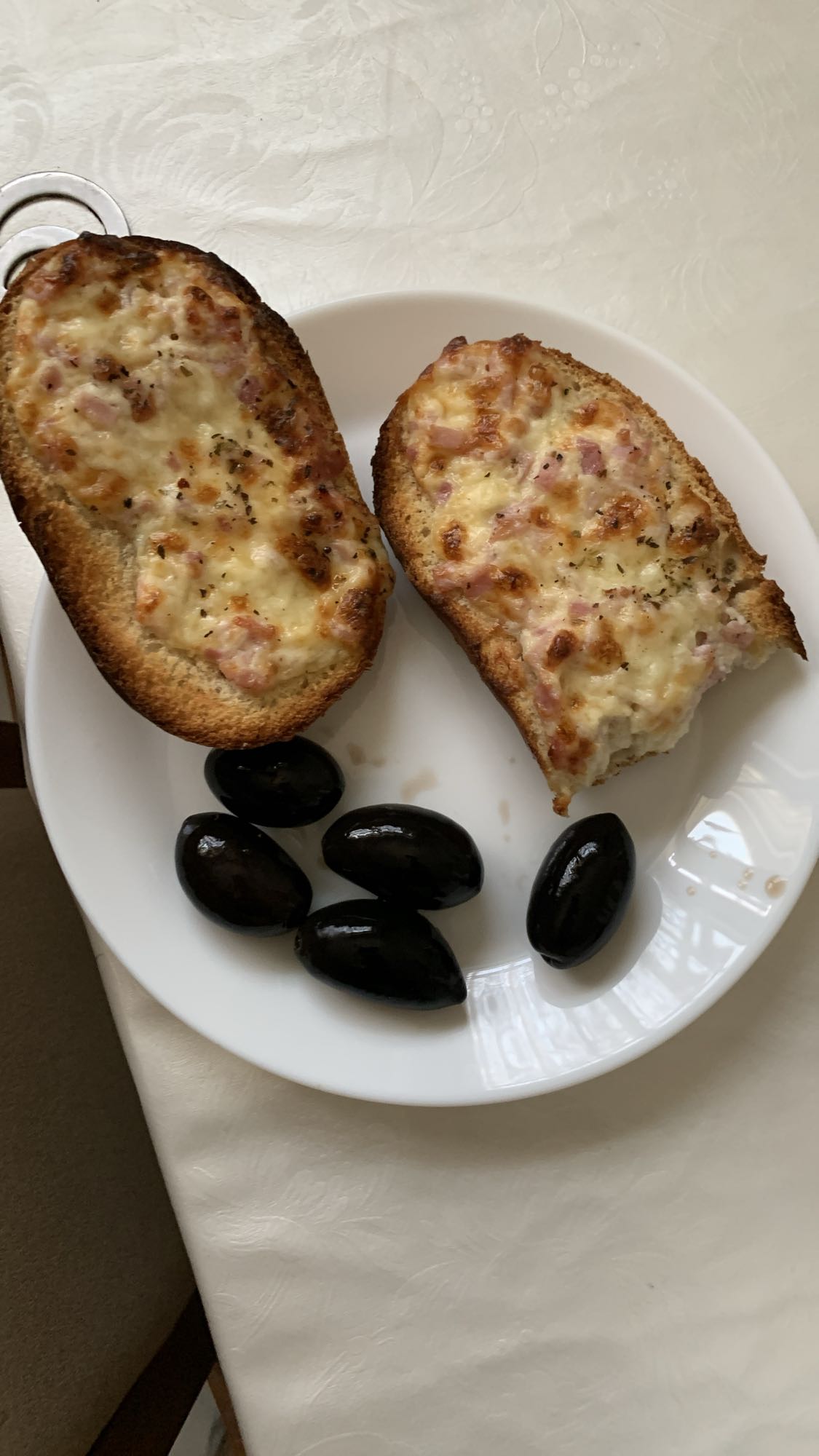 Käsetoast mit Oliven