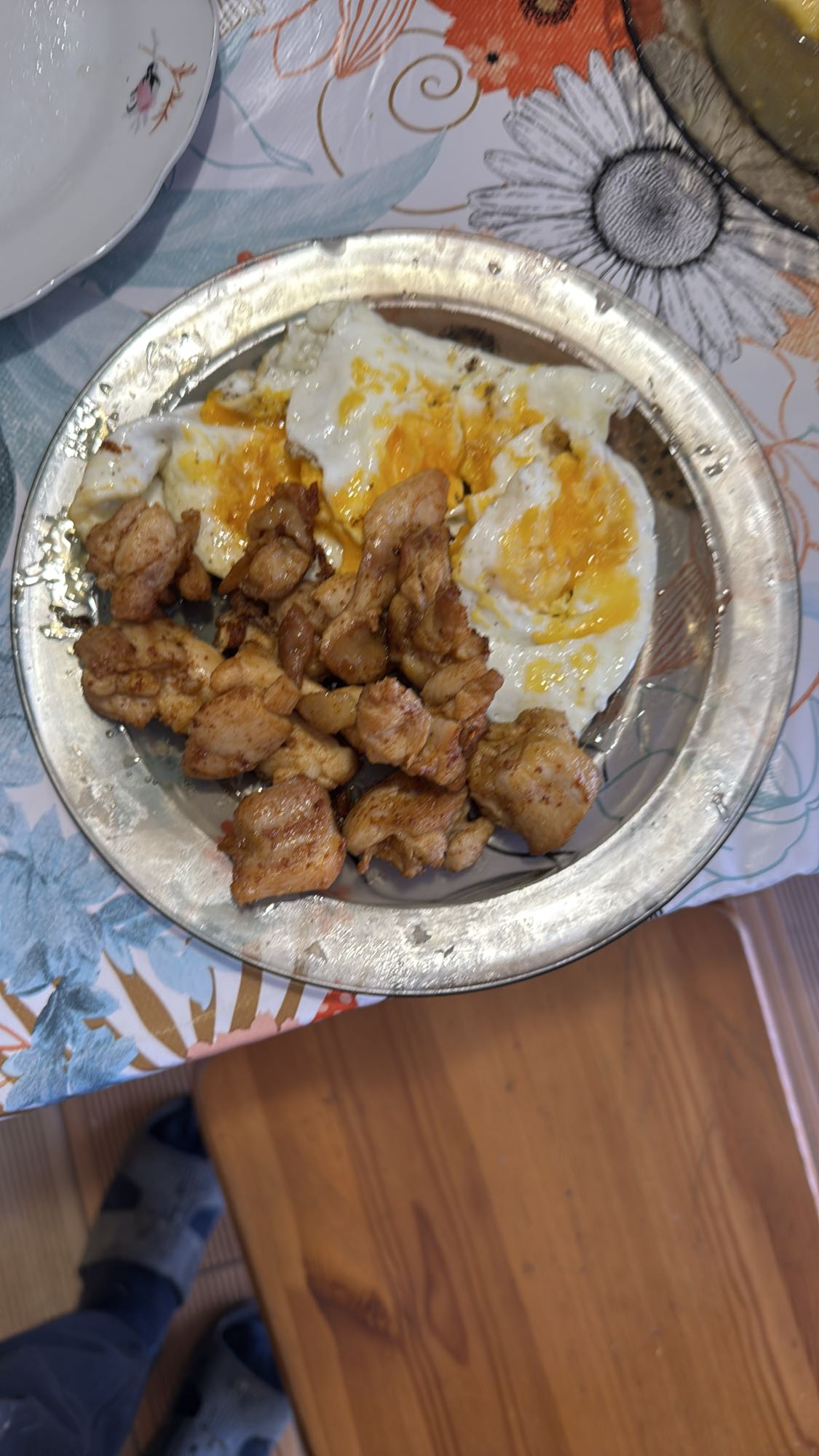 Смажене курча з яйцями