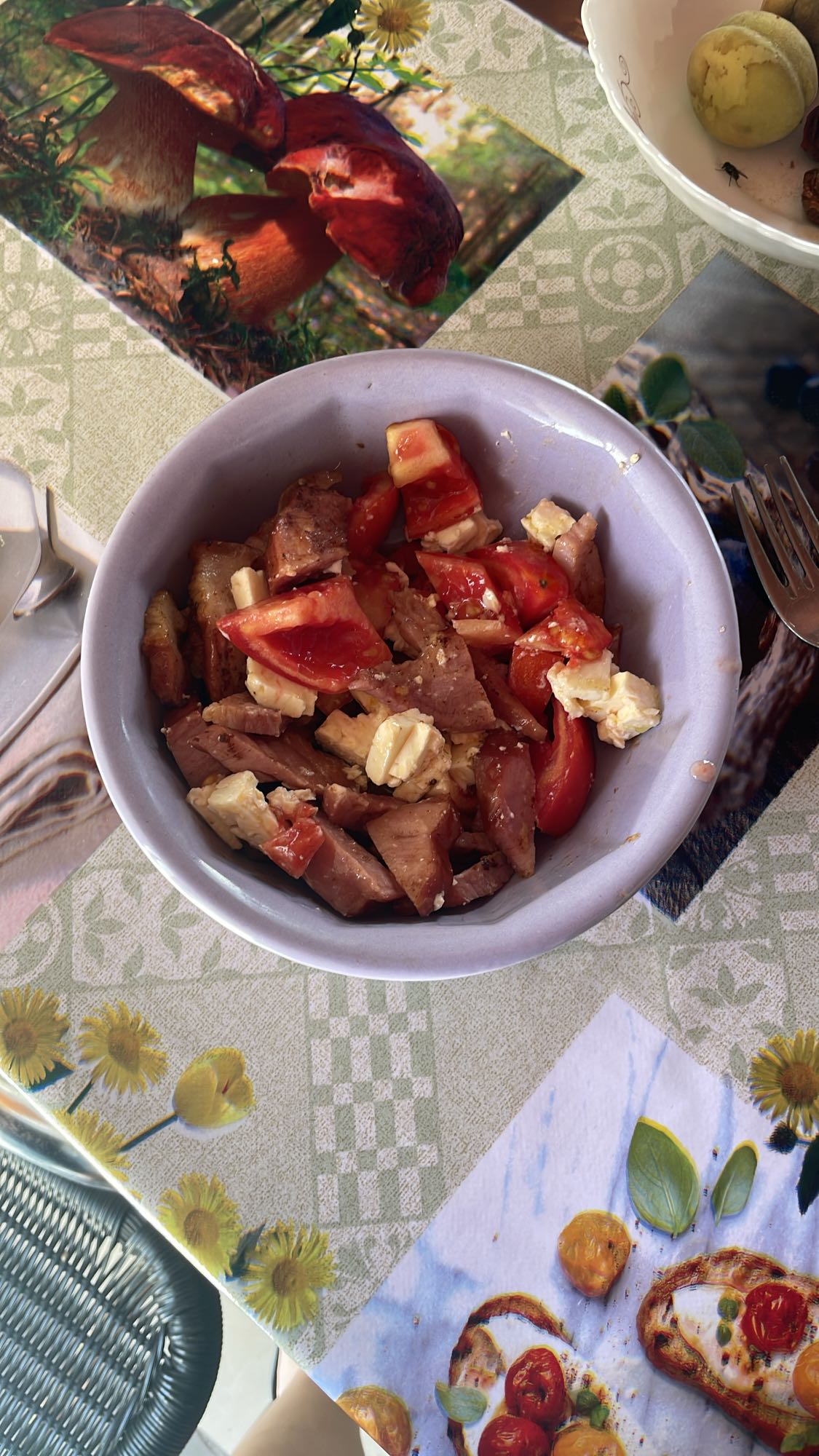 Salată cu brânză și carne