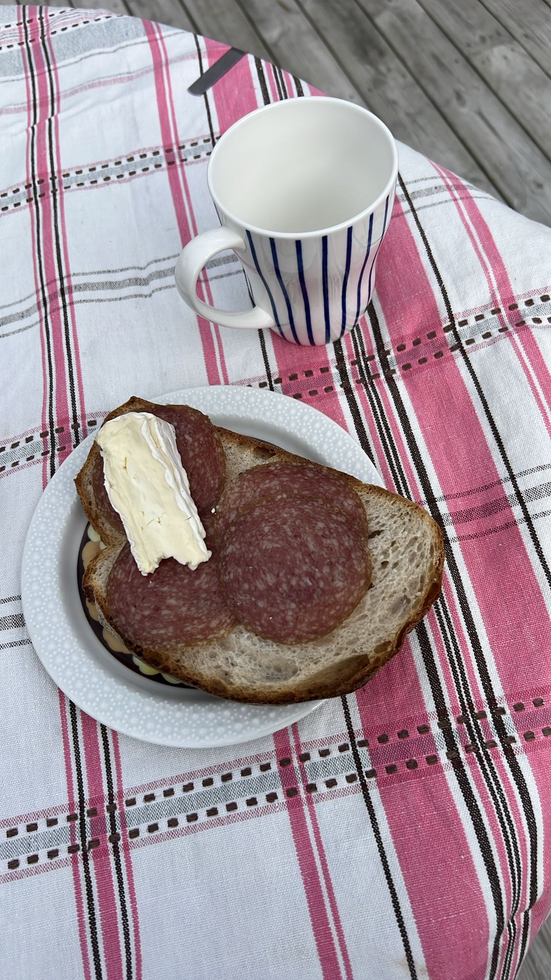 Salamismörgås med brie