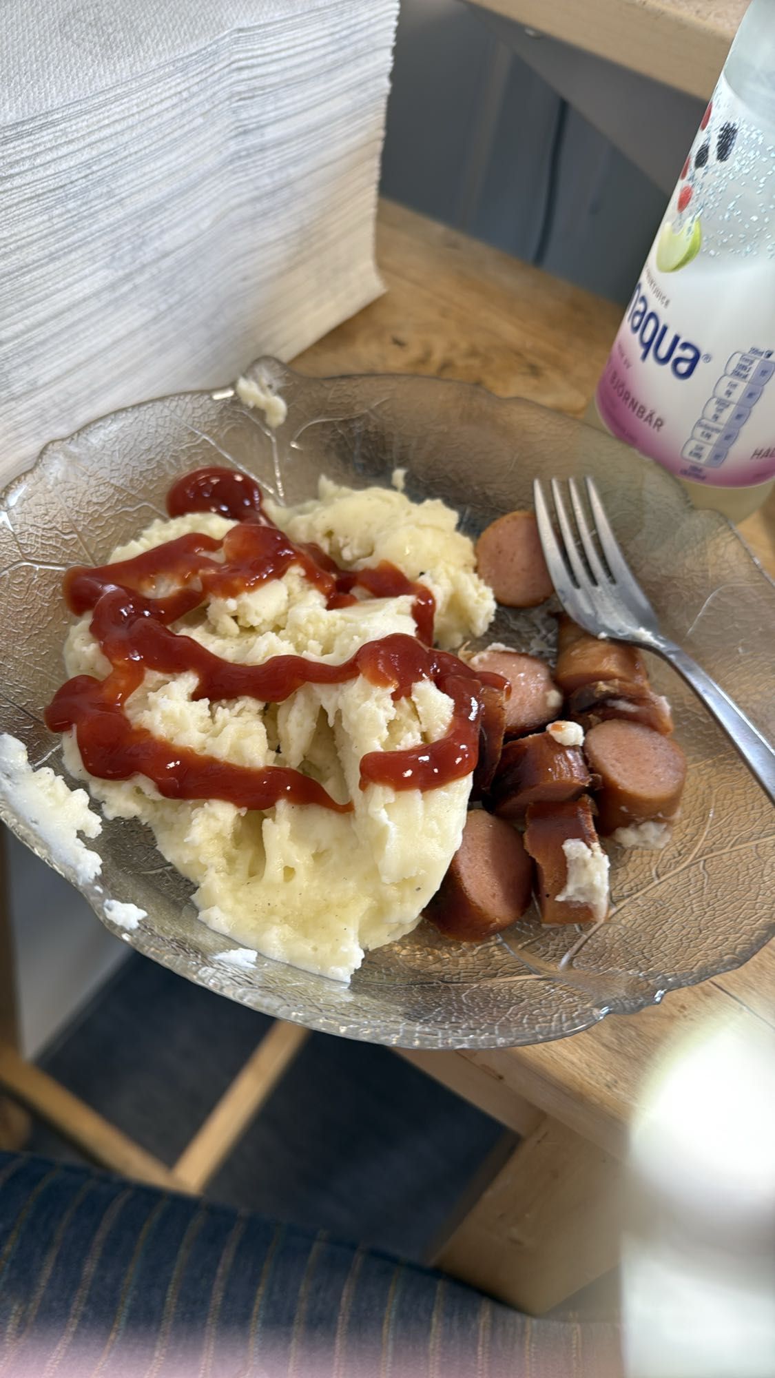 Korv med mos och ketchup