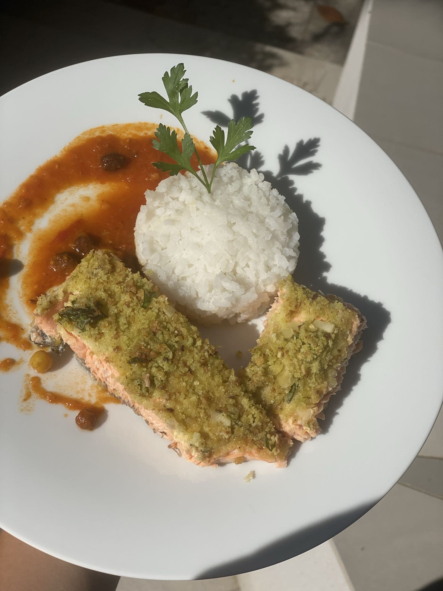 Somon cu orez și sos roșu