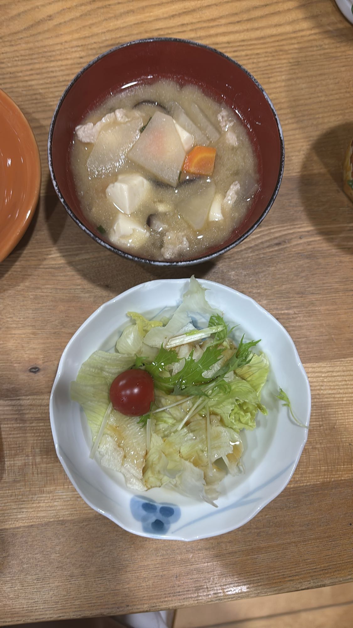 味噌汁とサラダ