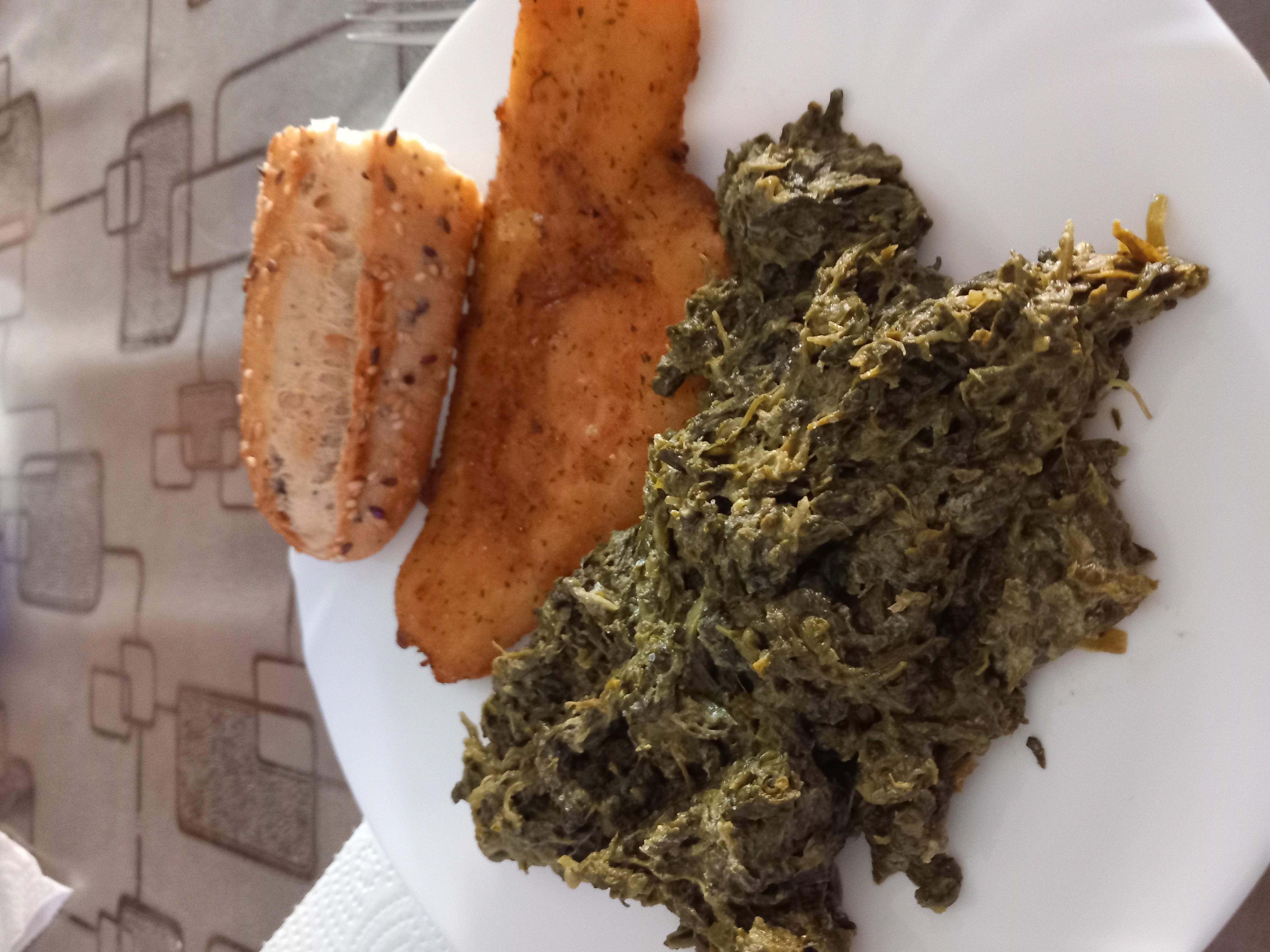 Poulet pané, épinards, pain