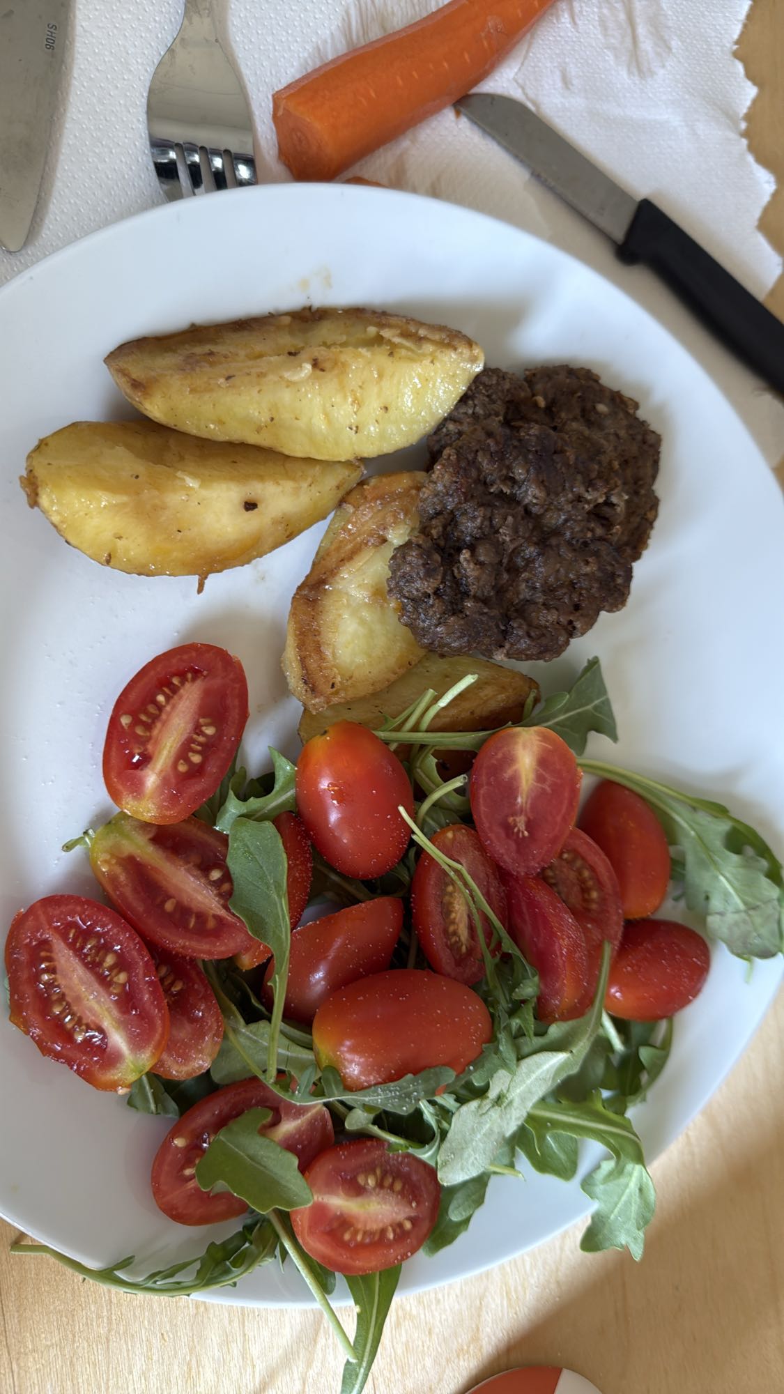 Köttfärsbiff med potatis och sallad