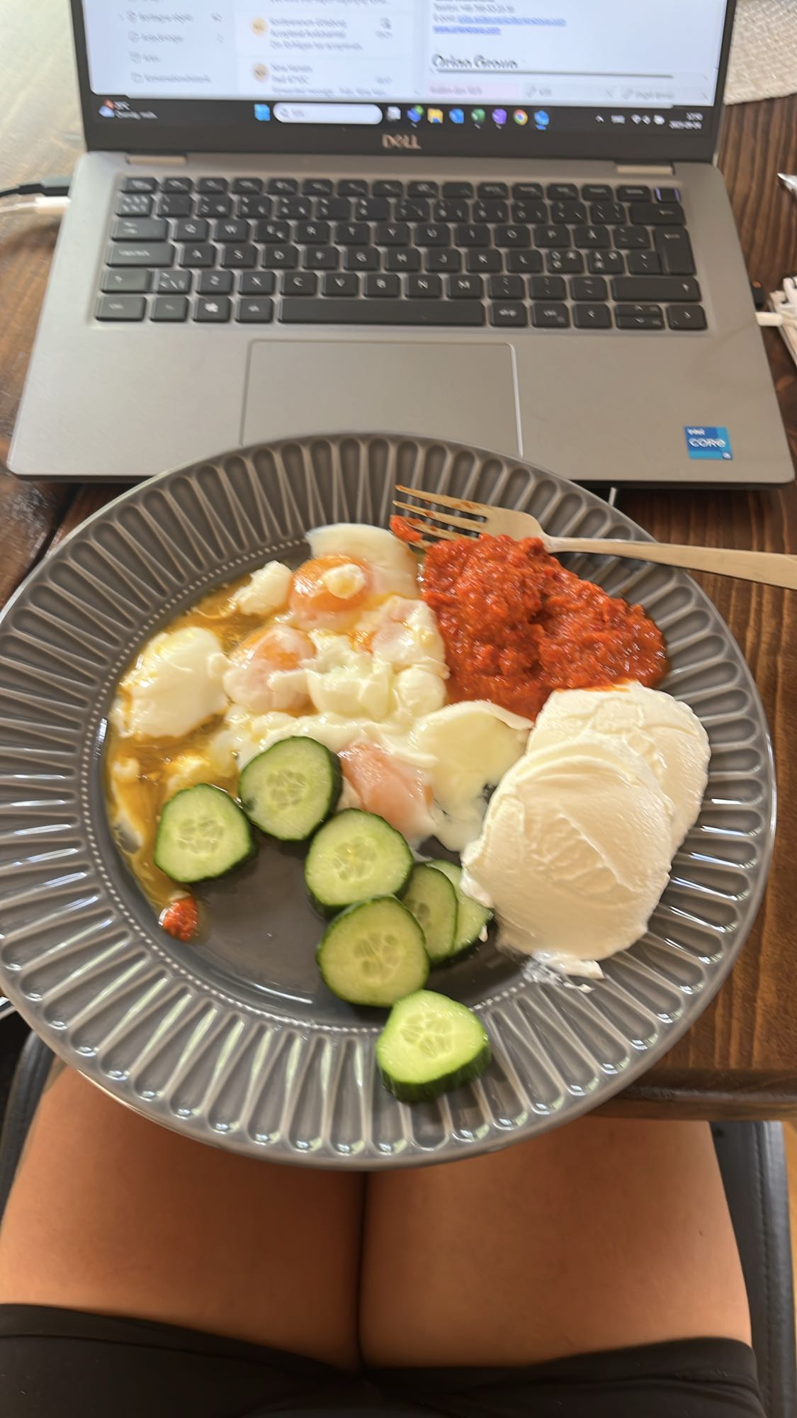 Ägg tallrik med grönsaker