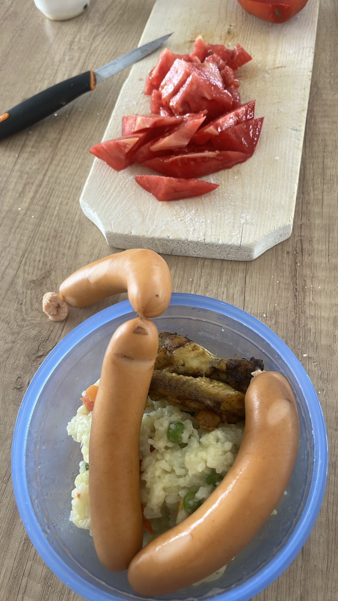 Cârnați cu orez și roșii